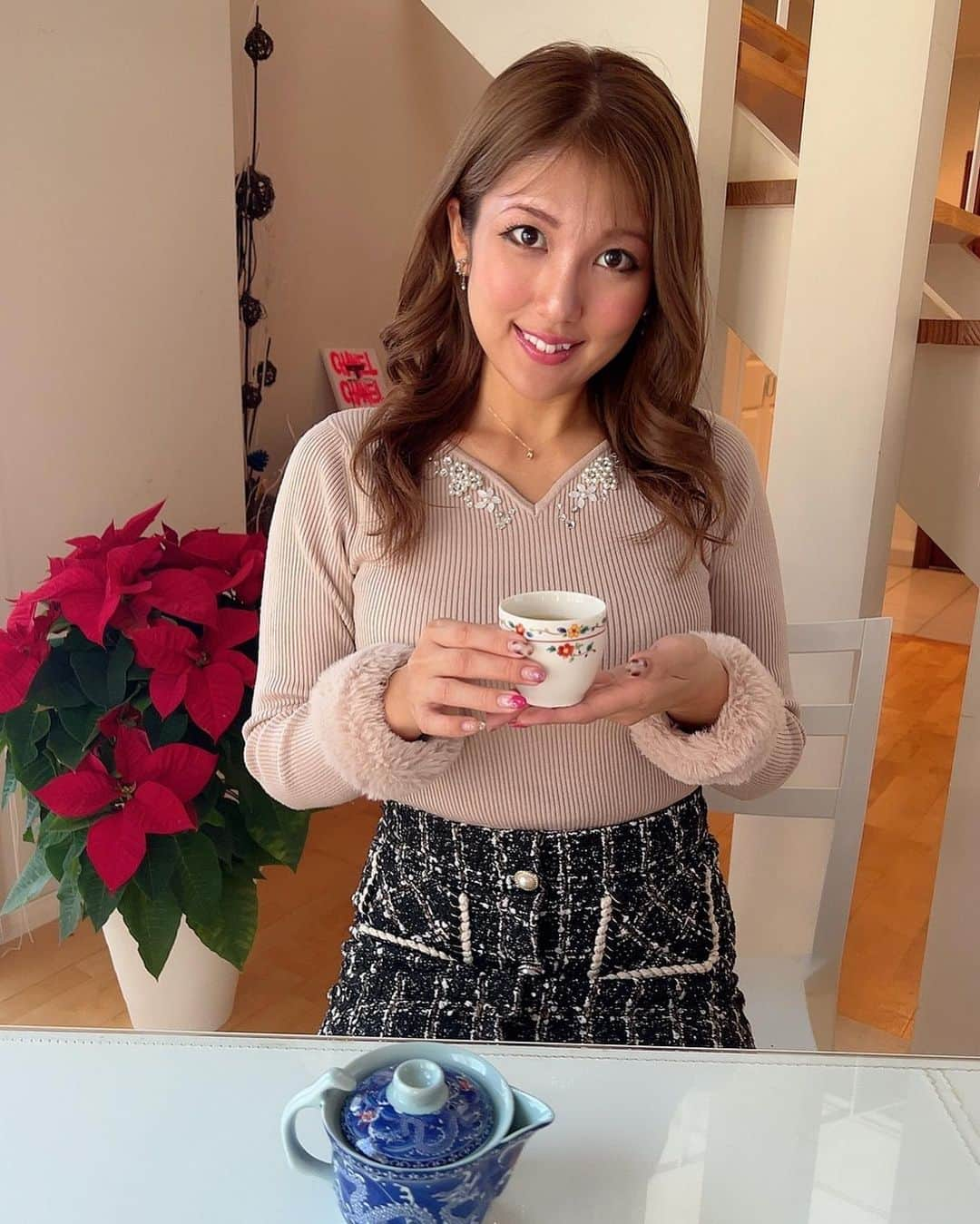 神谷麻美さんのインスタグラム写真 - (神谷麻美Instagram)「#サスティナブル #日本茶 だよ🥰🍵🧚‍♂️💕✨   #季節を味わう 日本茶で美味しいよ🍵🤍🍀💕  #72候 の季節に想いを馳せながらお茶を喫する、贅沢なひとときだね🍵🍀🌈✨  落ち着くね☺️💗🍀💗   #sen 🌈 #エコ #いただきマイスターズ  #お茶通販 #日本茶ブランド」12月4日 16時43分 - asamice428