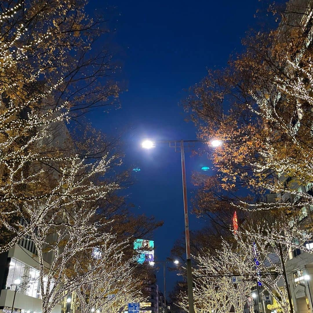 矢田亜希子さんのインスタグラム写真 - (矢田亜希子Instagram)「先日。息子の美容院について行き、私は前髪だけカットしてもらいました。帰りに息子と一蘭へ。そして2人でイルミネーション眺めて☆デートだわねww #前髪#前髪カット#fiorista #松本さん#一蘭#美味しい#大好き一蘭#私は替玉我慢したよ#息子はもう一つ替玉すればよかったなとか言ってる#私も前は替玉三個#食べ盛り男子#一蘭カップ麺も美味  #イルミネーション2人で眺めて歩いて幸せw❤️  母「わーめっちゃ綺麗〜っ‼︎」 息子「あーそうだねー」 て、はしゃぐ私に付き合ってくれていたww」12月4日 22時23分 - akiko_yada