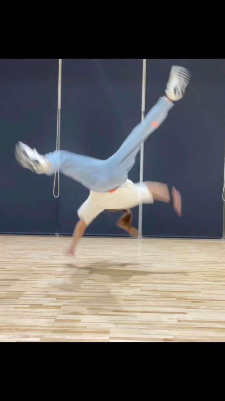 魚地菜緒のインスタグラム：「. ぷーん！！！😉💨 . . . #bboy #bgirl #breakdance #2000 #acrobatic  #kose #kose8rocks  #underarmour #powermoves #breaking #powermoves  #airflare #dleague  #アンダーアーマー  #ブレイクダンス」