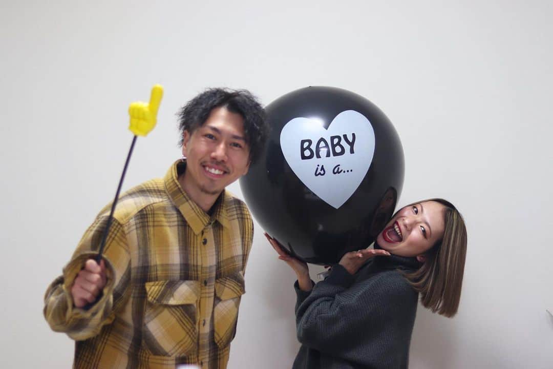 YOGOARISAのインスタグラム：「【❤︎welcome baby❤︎】 そしてそして、 連続報告になりますが‼︎❤️‍🔥 お腹に7ヶ月になる私達2人のエンジェルちゃんが居ます👼🏼  初期は悪阻が辛すぎる毎日だったけど今は大分落ち着いて毎日元気すぎるくらいに暴れてます✌︎♥️ お腹のエンジェルちゃんももうすでに親ゆずりで、みんなが言うポコポコって感じではなくて、『デシッ‼︎ドンッ‼ボッコン‼︎グルンドスンッ‼︎』て毎日暴れまくっております🤰♥️  やっと性別もわかってますます楽しみ‼︎待ち遠しすぎる〜😭♥️3月には愛情たっぷりたっぷりな親バカパパとママになっちゃうよ〜👨‍👩‍👧❤️‍🔥 ・ ・ ・ #妊娠報告 #ジェンダーリビールバルーン #親バカ確定」