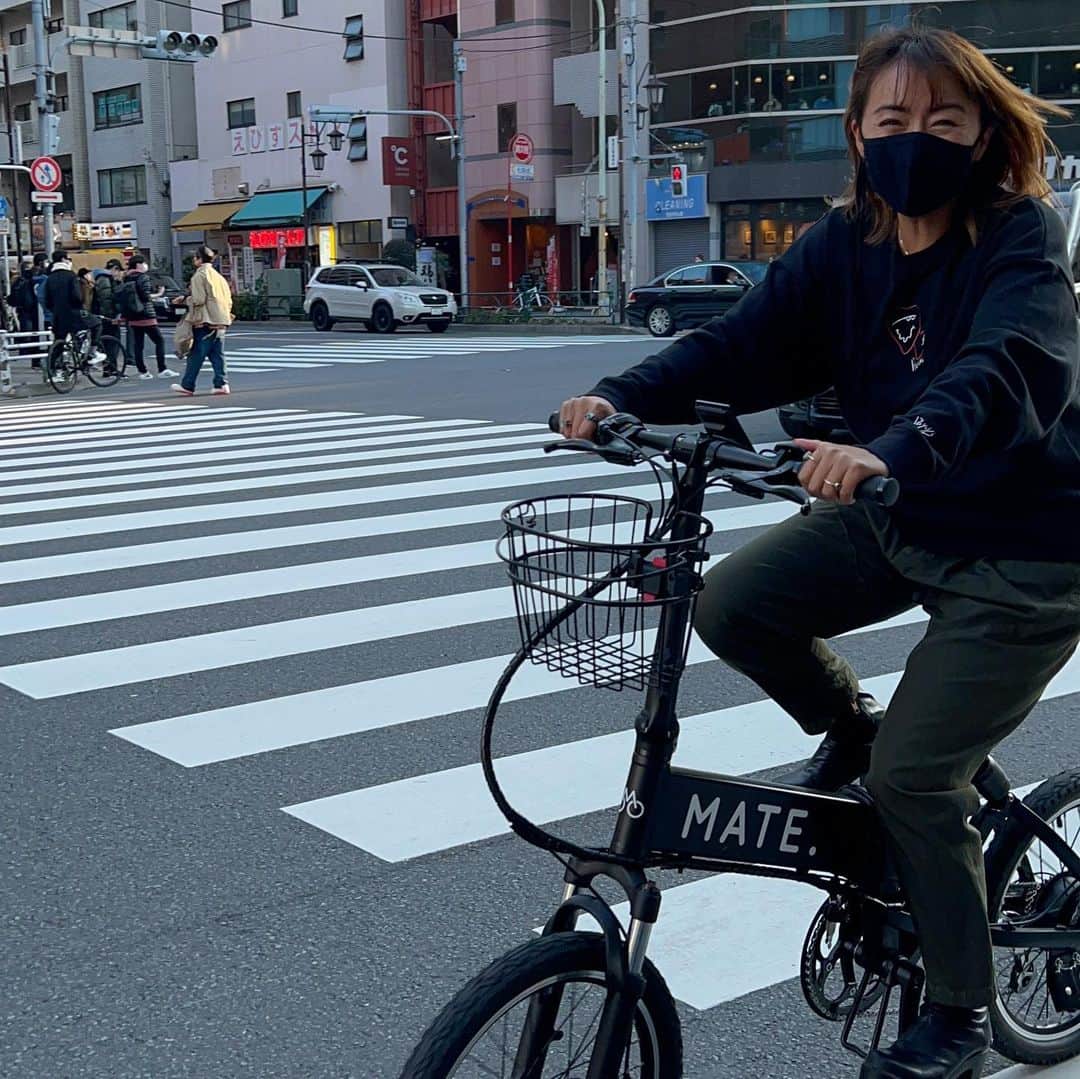 田中律子さんのインスタグラム写真 - (田中律子Instagram)「私の初電動自転車🚲 ついにMATEに決めましたー💛  MATE  BIKE  @matebikejapan   スタイリッシュだし、折りたたみ出来るし、都会の移動はMATEで👌 かなりパワーもあって、上り坂もグングン走ってくれる🚴‍♀️  これで東京ライフも車なくても全然大丈夫ーー🙌沖縄ライフは車ないと生きていけないけど、東京は色んな移動手段があるからね🚌🚃🚕  そんな私の東京での移動は電動自転車🚲色んなタイプの電動自転車があるから悩んでたんだけど、一目見てこれに決めたーーー💛  このMY MATEで色んなとこ行くぞーーー🙌  #matebike  #ebike  #電動自転車  #matepeople  #早く乗りたい #自転車女子」12月4日 17時25分 - ri2kotanaka