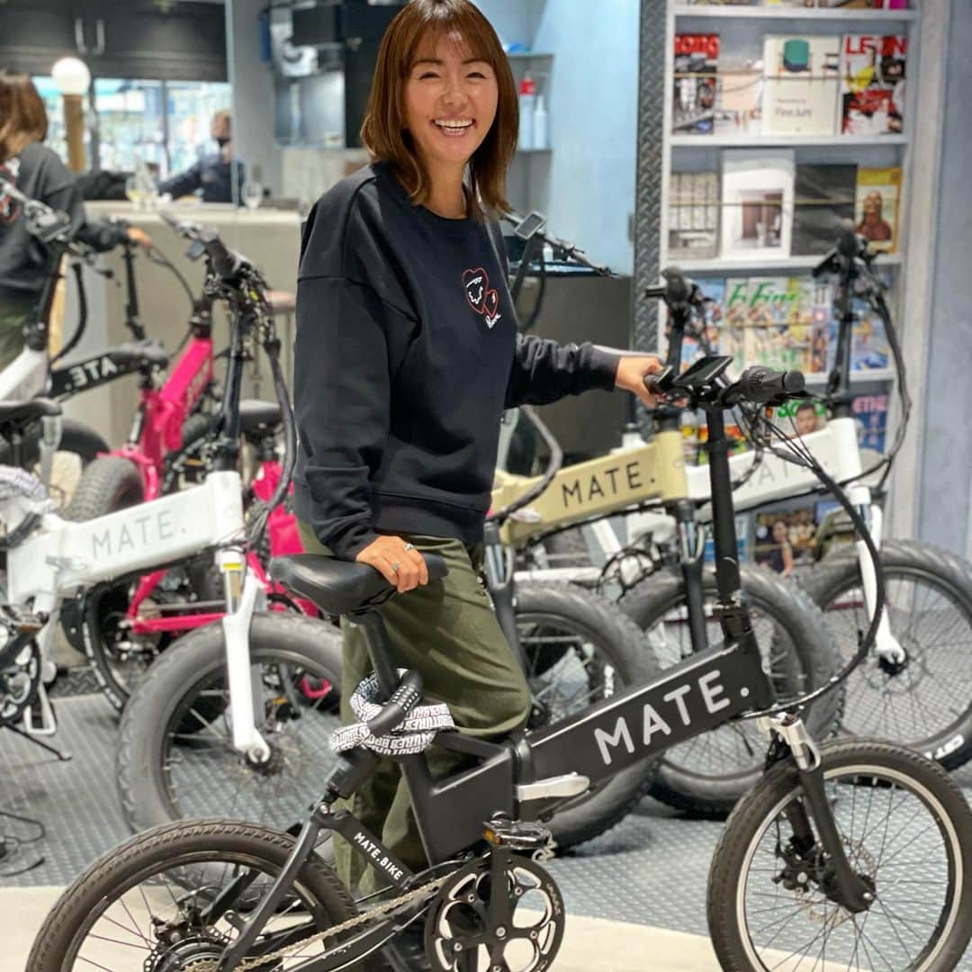 のインスタグラム：「私の初電動自転車🚲 ついにMATEに決めましたー💛  MATE  BIKE  @matebikejapan   スタイリッシュだし、折りたたみ出来るし、都会の移動はMATEで👌 かなりパワーもあって、上り坂もグングン走ってくれる🚴‍♀️  これで東京ライフも車なくても全然大丈夫ーー🙌沖縄ライフは車ないと生きていけないけど、東京は色んな移動手段があるからね🚌🚃🚕  そんな私の東京での移動は電動自転車🚲色んなタイプの電動自転車があるから悩んでたんだけど、一目見てこれに決めたーーー💛  このMY MATEで色んなとこ行くぞーーー🙌  #matebike  #ebike  #電動自転車  #matepeople  #早く乗りたい #自転車女子」