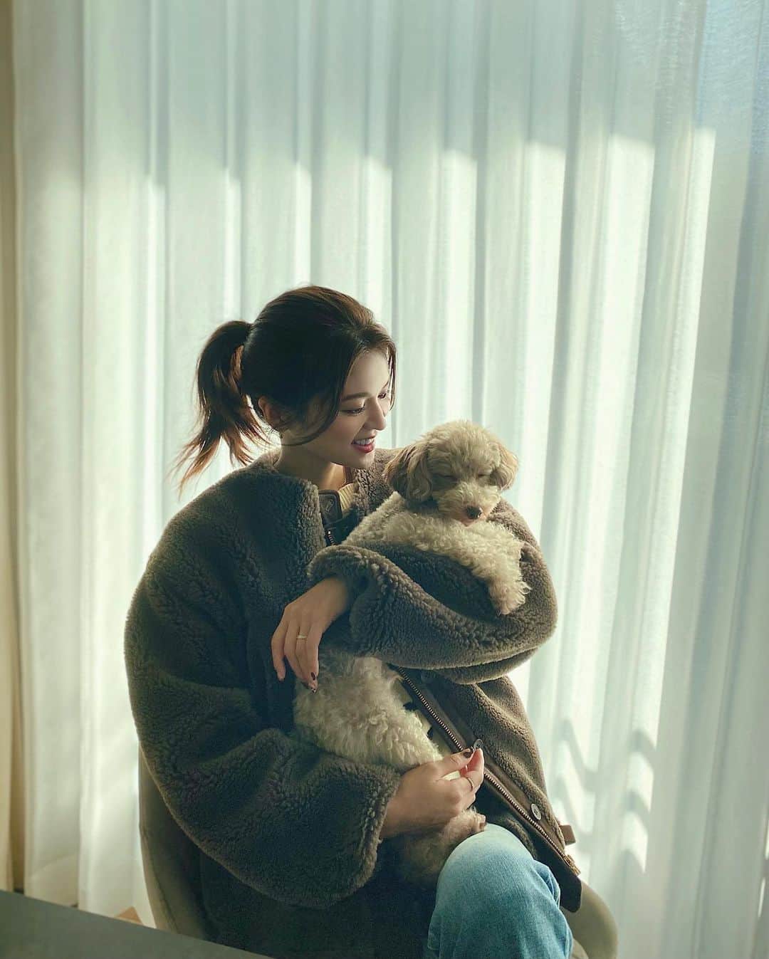 東野佑美さんのインスタグラム写真 - (東野佑美Instagram)「幸せ。🤎 おでかけですよーっ🐶  @munich_official のボアが気持ち良すぎて ボタさんお眠です💤」12月4日 17時27分 - yumi.higashino