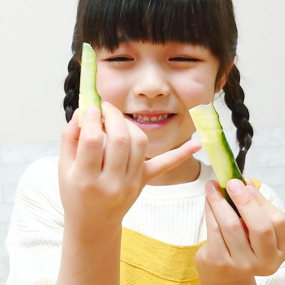 加藤柚凪さんのインスタグラム写真 - (加藤柚凪Instagram)「やりたかった2回目のお料理‼️できた〜😋🎶 まだ火はあぶないから、そのままたべられるお料理を考えて、野菜スティックを作ったよ🥒🥕 はじめて皮むきにピーラーを使ったら、スーッてきれいにむけた😲けど、ニンジンは皮むいても同じ色で、皮があるかないかわかりにくかった🤣 はじめて切る野菜はぜんぶかたくて、1回ずつギュッと力を入れてがんばったよ😆🌟 ドレッシングもゆずが考えて混ぜてつくったんだけど、やっぴーがおいしいって言ってうれしかったなぁ🥰 つぎはなにつくろっかな〜🥳🎶  #はじめての #お野菜カット #ピーラーで #皮むき #野菜スティック #加藤柚凪 #加藤矢紘  @yuzuna_kato」12月4日 17時30分 - yuzuna_nagase
