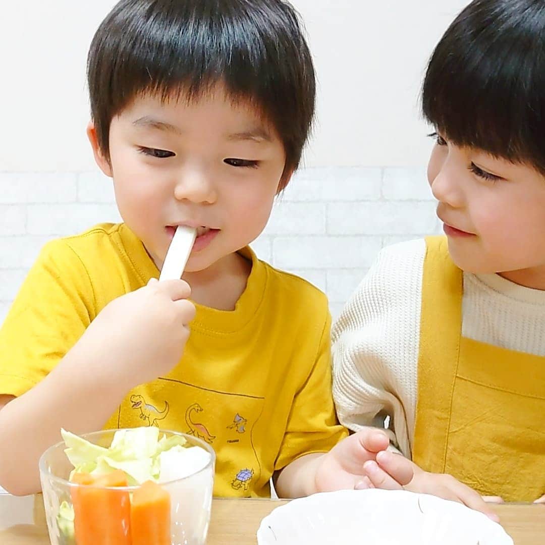 加藤柚凪さんのインスタグラム写真 - (加藤柚凪Instagram)「やりたかった2回目のお料理‼️できた〜😋🎶 まだ火はあぶないから、そのままたべられるお料理を考えて、野菜スティックを作ったよ🥒🥕 はじめて皮むきにピーラーを使ったら、スーッてきれいにむけた😲けど、ニンジンは皮むいても同じ色で、皮があるかないかわかりにくかった🤣 はじめて切る野菜はぜんぶかたくて、1回ずつギュッと力を入れてがんばったよ😆🌟 ドレッシングもゆずが考えて混ぜてつくったんだけど、やっぴーがおいしいって言ってうれしかったなぁ🥰 つぎはなにつくろっかな〜🥳🎶  #はじめての #お野菜カット #ピーラーで #皮むき #野菜スティック #加藤柚凪 #加藤矢紘  @yuzuna_kato」12月4日 17時30分 - yuzuna_nagase