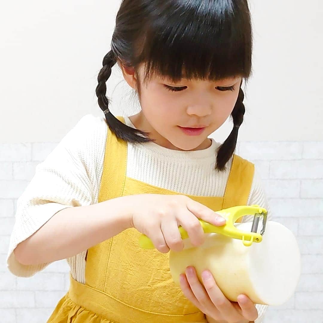 加藤柚凪さんのインスタグラム写真 - (加藤柚凪Instagram)「やりたかった2回目のお料理‼️できた〜😋🎶 まだ火はあぶないから、そのままたべられるお料理を考えて、野菜スティックを作ったよ🥒🥕 はじめて皮むきにピーラーを使ったら、スーッてきれいにむけた😲けど、ニンジンは皮むいても同じ色で、皮があるかないかわかりにくかった🤣 はじめて切る野菜はぜんぶかたくて、1回ずつギュッと力を入れてがんばったよ😆🌟 ドレッシングもゆずが考えて混ぜてつくったんだけど、やっぴーがおいしいって言ってうれしかったなぁ🥰 つぎはなにつくろっかな〜🥳🎶  #はじめての #お野菜カット #ピーラーで #皮むき #野菜スティック #加藤柚凪 #加藤矢紘  @yuzuna_kato」12月4日 17時30分 - yuzuna_nagase