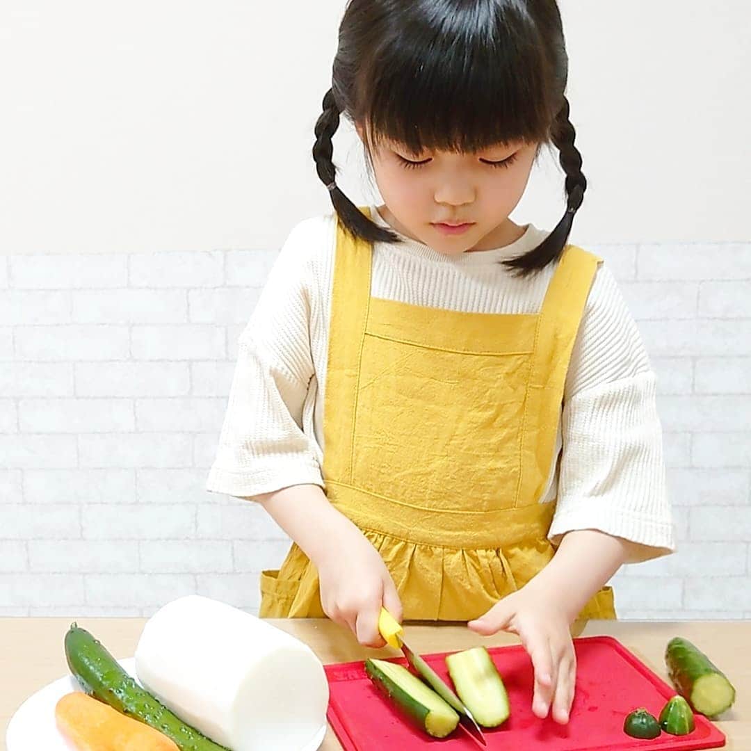 加藤柚凪さんのインスタグラム写真 - (加藤柚凪Instagram)「やりたかった2回目のお料理‼️できた〜😋🎶 まだ火はあぶないから、そのままたべられるお料理を考えて、野菜スティックを作ったよ🥒🥕 はじめて皮むきにピーラーを使ったら、スーッてきれいにむけた😲けど、ニンジンは皮むいても同じ色で、皮があるかないかわかりにくかった🤣 はじめて切る野菜はぜんぶかたくて、1回ずつギュッと力を入れてがんばったよ😆🌟 ドレッシングもゆずが考えて混ぜてつくったんだけど、やっぴーがおいしいって言ってうれしかったなぁ🥰 つぎはなにつくろっかな〜🥳🎶  #はじめての #お野菜カット #ピーラーで #皮むき #野菜スティック #加藤柚凪 #加藤矢紘  @yuzuna_kato」12月4日 17時30分 - yuzuna_nagase