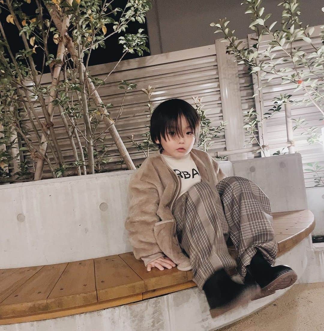 のインスタグラム：「子供服もゆるめが好きです。👦🏻  ブーツとか買ってみちゃって履かせてみたら意外と気に入ってくれて友達に見せるんだ〜って毎日張り切って履いてくれたんだっ✌︎  かわいいじゃーん✌︎  #子供服#4歳児#男の子#子供コーデ」