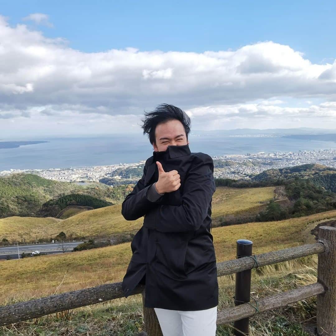 Animenz（アニメンズ）のインスタグラム：「Kyushu Trip Part 3.5: I spotted a beautiful panorama spot in Beppu! But woooooooow, the wind there was ridiculously, ridiculously strong. A miracle I was not blown away 🤣」
