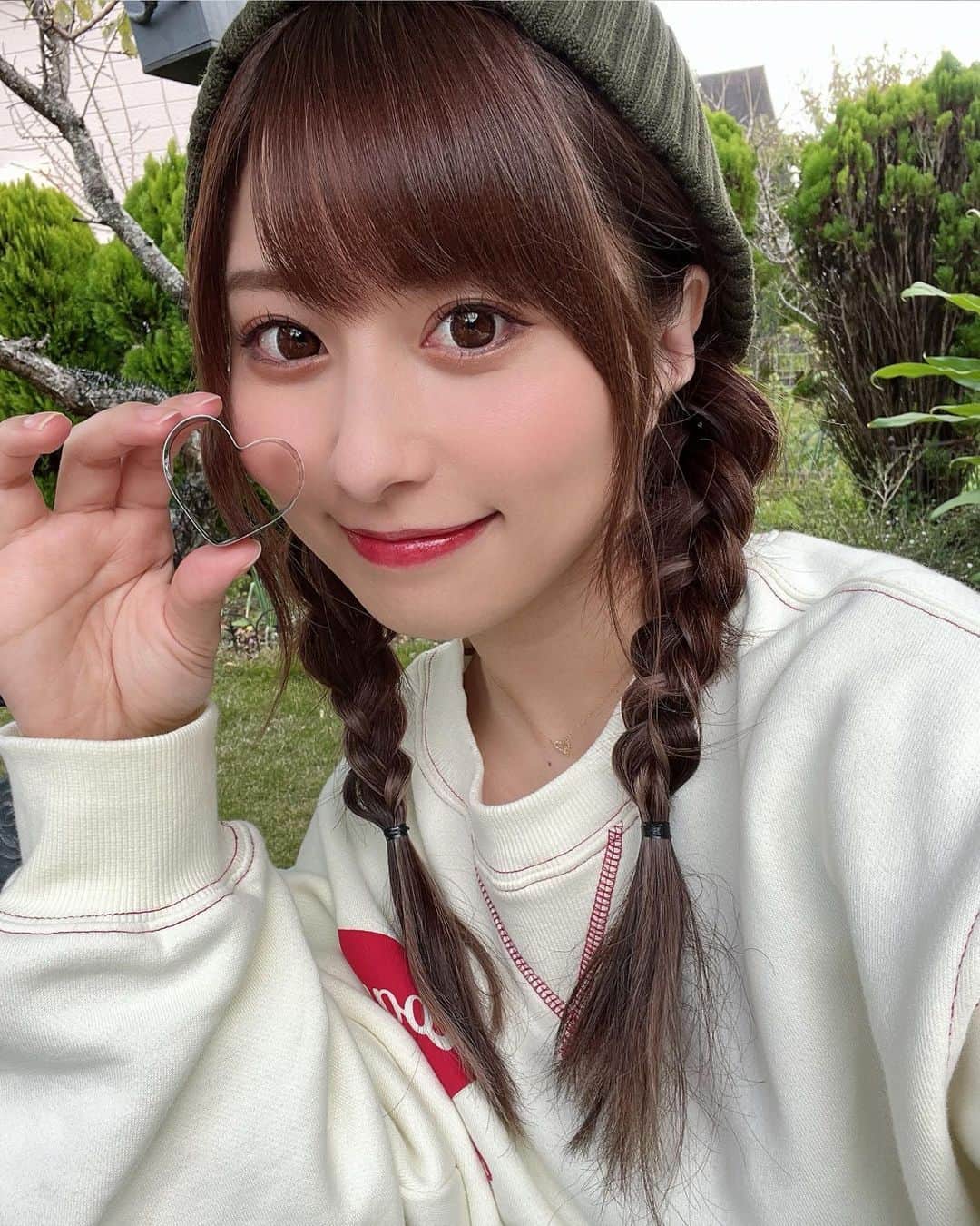 のインスタグラム：「❤️ . . もう12月の1週目が おしまいですって！！！ はやい！！！！ . . 来週になれば イベントがあるから 逢えるかなー🥰 . なんて考えたりしてます。ふふ . . 寒くなるとお鍋が恋しいです。 みんなは何鍋が好き？ . 私はね トマト鍋と ごま豆乳鍋と 火鍋と しゃぶしゃぶと それからそれから、、🤤」