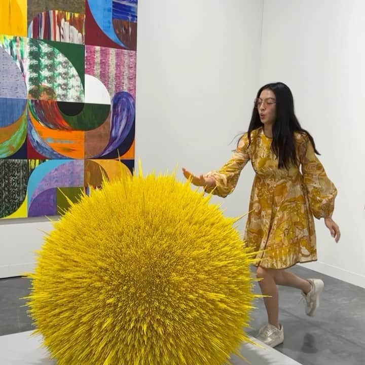ラライン・シャーのインスタグラム：「Can’t touch this! #artbaselmiami」