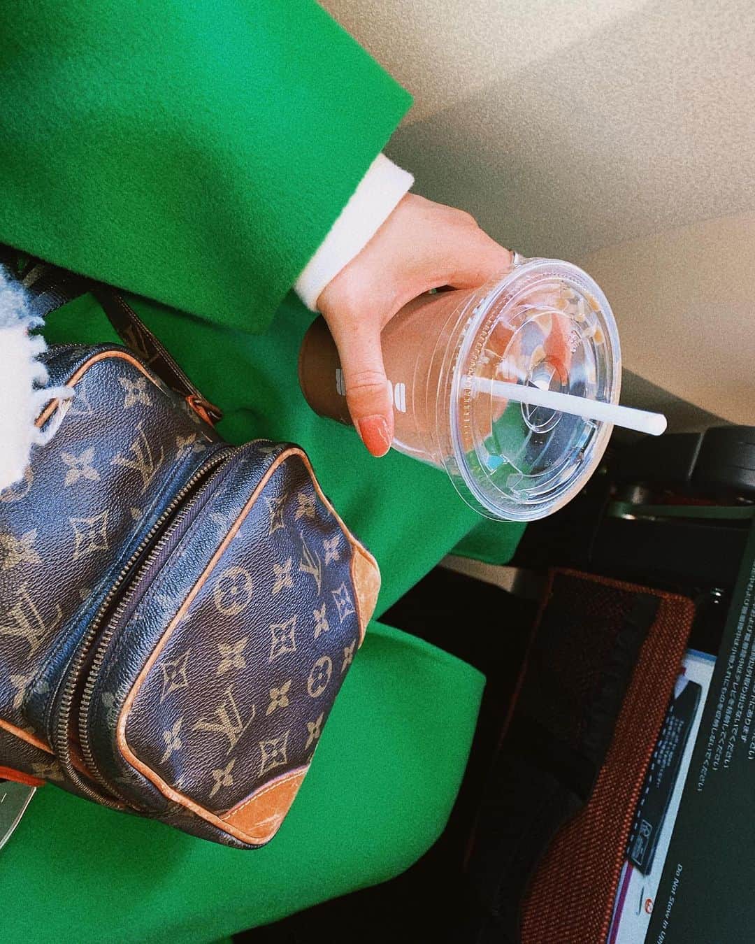 ellieのインスタグラム：「・ ・ ・ 〝 Inside airplane ✈︎✈︎✈︎ 〟 ・ ・ ルシェルのコート可愛すぎ。 ・ 派手すぎてどこにいても見つけてもらえて助かった🥺笑 ・ ・ 東京ってもっと派手な人多いと思ってた🥺 ・ ・ ・ ・ #trip #travel #airplane #louisvuitton #lecielbleu #fashion #ootd #green #coat #tokyo #doutor #coffee」