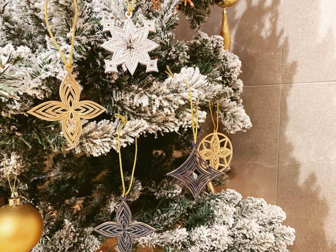 朝比奈彩さんのインスタグラム写真 - (朝比奈彩Instagram)「. . クリスマスツリーに @louisvuitton のオーナメントを つけてみました❤️ . アドベンドカレンダーって 本当に幸せな気持ちになる☺️ . . thank you💓 . . @louisvuitton #louisvuitton #オーナメント #アドベントカレンダー　#クリスマス　#クリスマスツリー」12月4日 18時24分 - asahina_aya