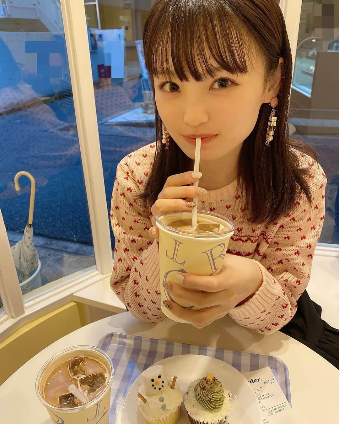 新澤菜央さんのインスタグラム写真 - (新澤菜央Instagram)「次はどこ行こうっか！😚   #ootd #元町カフェ #三ノ宮カフェ #buttercup #cupcake #christmas」12月4日 18時32分 - _shinshin_48
