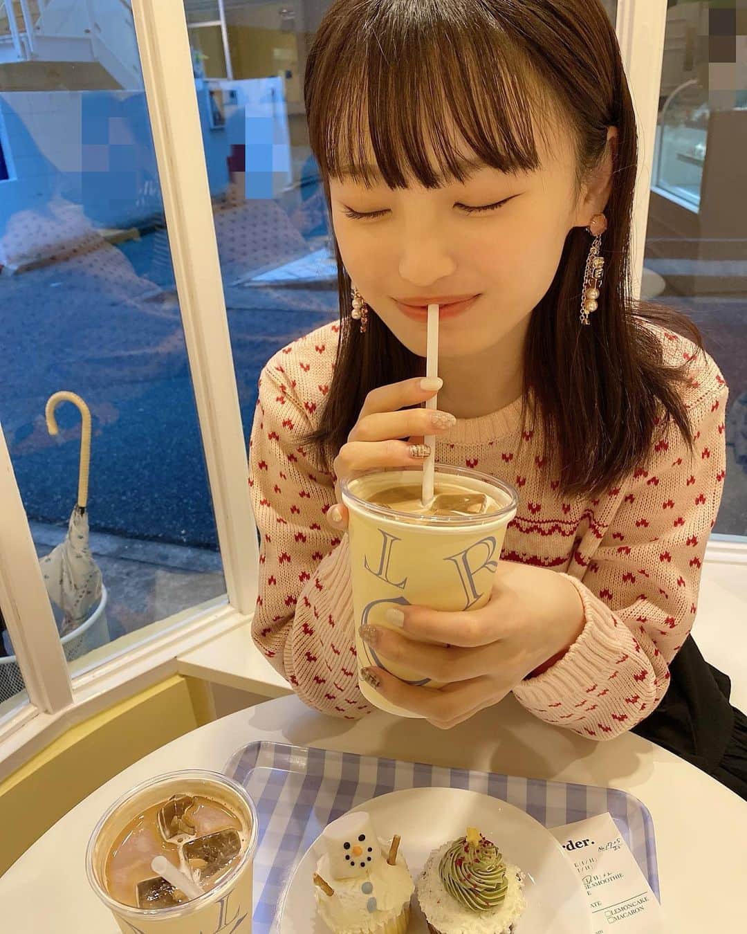 新澤菜央さんのインスタグラム写真 - (新澤菜央Instagram)「次はどこ行こうっか！😚   #ootd #元町カフェ #三ノ宮カフェ #buttercup #cupcake #christmas」12月4日 18時32分 - _shinshin_48