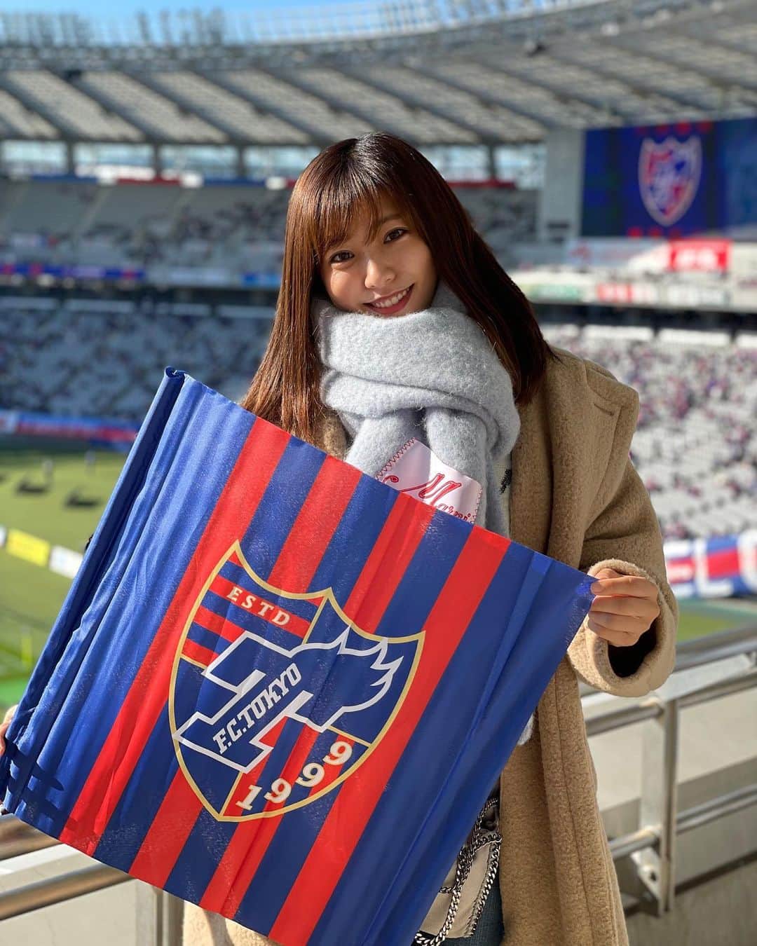 のインスタグラム：「⚽️ . FC東京vsアビスパ福岡 お天気も良くて最高のスポーツ観戦日和☀️ . Jリーグのある週末も終わり バスケ集中期間がやってきます🏀！笑 . 久しぶりのプライベート観戦楽しかった🤤❤️‍🔥 . #jリーグ #j1 #fc東京 #アビスパ福岡  #味の素スタジアム #サッカー #サッカー女子 #東京ドロンパ #このあとグッズ大量買い #フル装備な白戸 また投稿します🙋‍♀️」