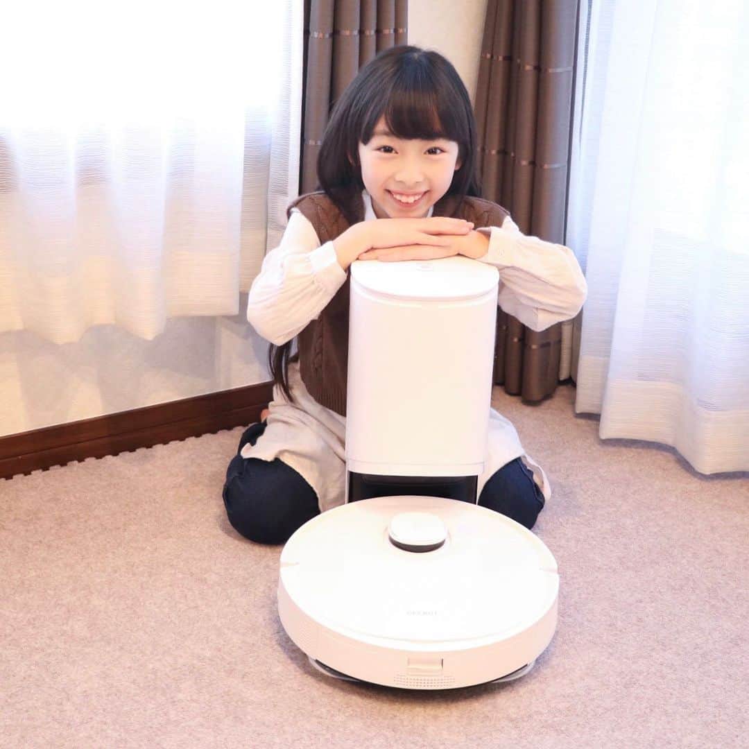 Akiのインスタグラム：「12/4 ・ 夢のロボット掃除機 ・  @ecovacs_jp の最新モデル DEEBOT T9＋が我が家にやってきた…！🧹 ・ ・ 義実家同居な我が家🏠 ・ 1階と2階で義父母と私達家族の 生活スペースを分けているので ・ リビングが2つあります ・ ・ 1階はお義母さん、2階は私で 掃除を分担しているんですが ・ 1階にロボット掃除機があれば お義母さん楽だろうなぁ… と常々思っていたわけで💭 ・ ・ ・ まずはロボット掃除機に名前を授けます ・ 👩🏻茂雄さんorムロ 　　　　vs 👧🏻掃除機の掃子(そうこ)さん ・ ・ 母ちゃんは大人なので 娘に命名権を譲りました ・ でも名前はいつでも変えられるので こっそり変えるつもりです😌← ・ ・ ・ 感動ポイントは沢山あり過ぎるんですが 特にコレ！がこちら☟ ・ ☑︎マッピング機能で間取りをインプット ☑︎1台2役！吸引と水拭きを同時に ☑︎とにかく静か ☑︎自動でゴミ捨て ☑︎エアフレッシュナーでお部屋が良い香りに ☑︎侵入禁止エリアの設定 ☑︎3D物体回避センサー ・ ・ もうね とにかく動きが可愛い ・ ソファーからピョコって出てくるところとか 本当に尊い🥺 #掃子しか勝たん ・ ・ カーペットを感知して 水拭きしていい箇所とダメな箇所を 判断できる掃子さん ・ なんてお利口さんなんでしょう🥺 ・ ・ QOL爆上がりする暮らし 最高🥺✌️ ・ ・ ・  @mamano.wa ーーーーーーーーーーーーーーーーーーーーーー 12月19日（日）まで最大20,000円OFF 公式オンラインストアや家電量販店で購入可能！ 12月の楽天スーパーセールでも ピックアップされるそうです◎ ーーーーーーーーーーーーーーーーーーーーーー ・ ・ ・ ・ #エコバックス#ディーボット#DEEBOT#DEEBOTT9+#1台2役吸引と水拭きが同時に可能#ロボット掃除機#お掃除ロボット#水拭きロボット#お部屋のキレイこれ一台#我が家のディーボット#ママノワ#pr」