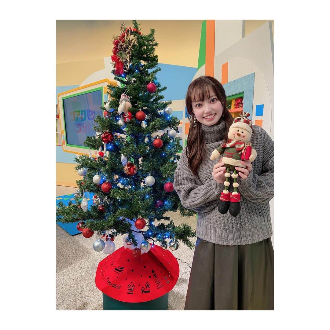 石井奏美のインスタグラム：「スタジオも12月に入り、クリスマス仕様になりました🎄  衣装はタートルニットとレザースカートのセットアップ✨ 首がとても暖かくて、これからの時期にぴったり🧣  今日も1日お疲れ様でした💐🧸  #岡山#香川#アナウンサー」