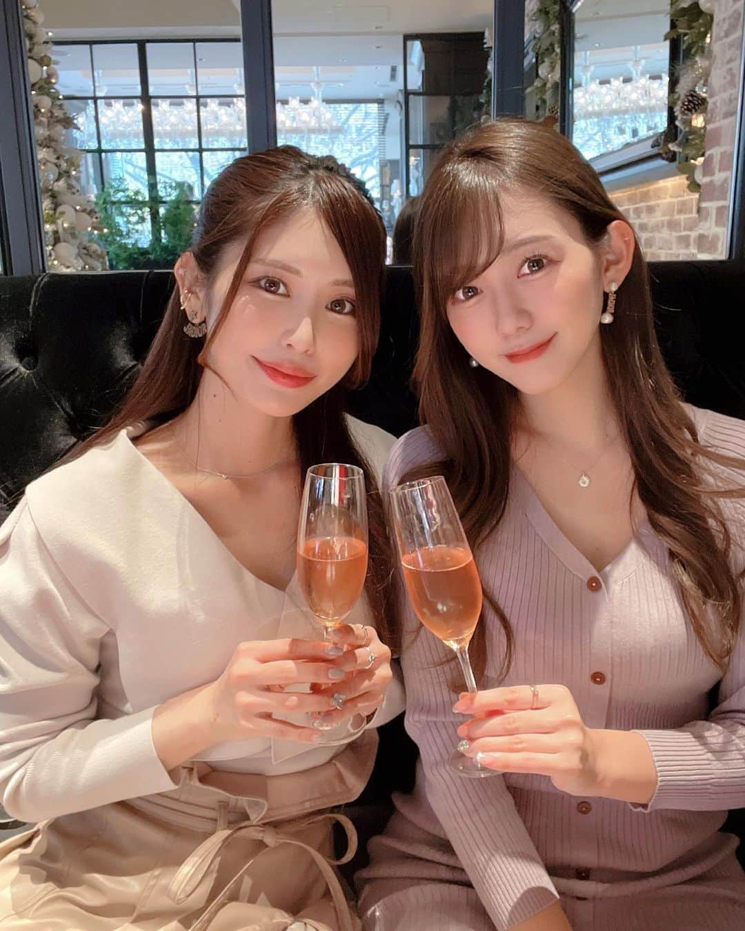 中村比菜のインスタグラム：「⁡ 最終戦おつかれシャンパン🍾💗 ⁡ まみんごちゃんがRQ卒業祝いに DIORのスクラブくれました🎀 ありがとおおう(੭ˊ꒳​ˋ)੭ ⁡ まみんごちゃんも大賞にむけて 毎日配信頑張っているので 是非見に行って応援してあげてね🙌🏼 ⁡ #表参道カフェ #明治神宮前カフェ #クリスマスカフェ #アフタヌーンティー #クリスマスアフタヌーン #dior #supergt #tgrteamsard #レースクイーン #日本レースクイーン大賞 #Japanesegirl #racequeen #コスチューム #레이싱걸 #코스프레 #일본여자」