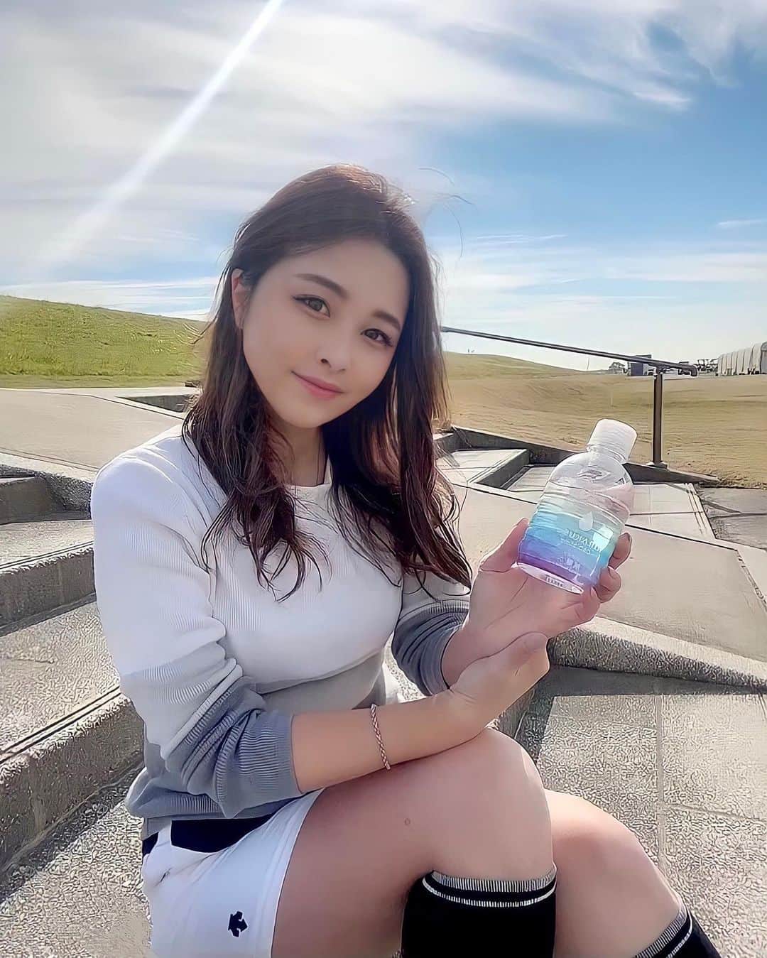 mikaのインスタグラム：「♥︎︎∗︎*ﾟ CBDウォーター💙 ． ． リラックス効果や肌改善にいいと聞いて 流行りのCBDウォーター飲んでみた☺︎ ． リラックス効果が大きいから寝る前に飲むのが おススメなんだって🌙💤 ． ． ストレス感じてたり、ぐっすり眠りたい人は お試しあれ❤️ ． ． ． ． #rirakusui #cbd #cbdWater #cbdウォーター #プラズマ解離水 #リラックス効果 #肌改善 #ストレス解消 #不眠症」
