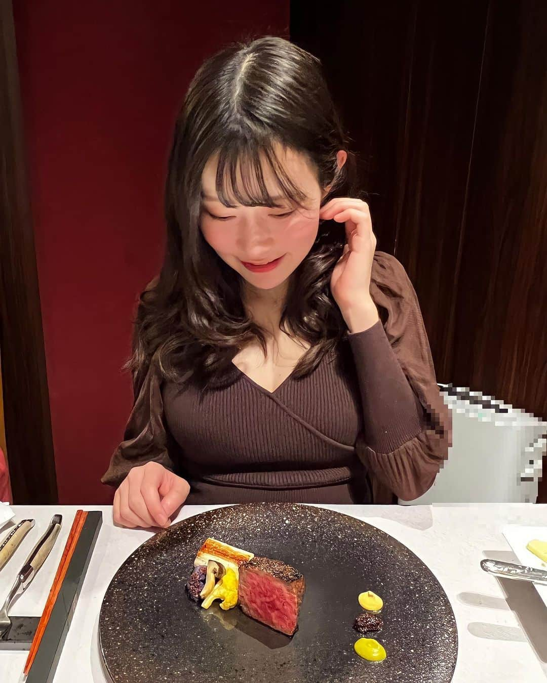 桃里れあさんのインスタグラム写真 - (桃里れあInstagram)「🍷 ・ ・ 銀座のにある『神戸牛炉釜炭焼ステーキ IDEA 銀座』 @ideaginza_official でディナー🍽❤︎ ・ ・ メニューは 【マルセ畜産勢戸産の神戸牛雌牛サーロイン100g 紀州備長炭炉釜焼きステーキフルコース】 ・神戸牛のIDEAミニハンバーガー  ・神戸牛のスモークローストビーフのサラダ仕立て～秋トリュフ添え～  ・神戸牛のラグー（赤ワイン煮込み）～イタリアピエモンテ白トリュフと共に～  ・マッシュルームとポルチーニの濃厚クリームスープ  ・厚切り黒毛和牛タンの炉窯焼き ・オシェトラキャビア、北海道厳選バフンウニ、秋サケイクラのカクテル  ・神戸牛の紀州備長炭特注炉窯焼きステーキ  ・デザートの盛り合わせ  ・ハーブティー ・ 豪華なお肉のコースでした🐮❤️ ・ ・ グリルや鉄板焼きではなく、炉釜焼きって初めて食べた〜🥰美味しかったです！❤️ ・ ・ 店内も赤基調で落ち着いた雰囲気で、記念日デートにも良さそう…❤️ ・ ・ #イデア銀座 #銀座グルメ #銀座ディナー　#銀座ランチ #銀座ステーキ #神戸牛ステーキ #銀座 #ginza #肉 #肉の日 #神戸牛 #ステーキ #グルメ好きな人と繋がりたい #記念日ディナー #記念日デート #デート」12月4日 19時38分 - rea_momosato