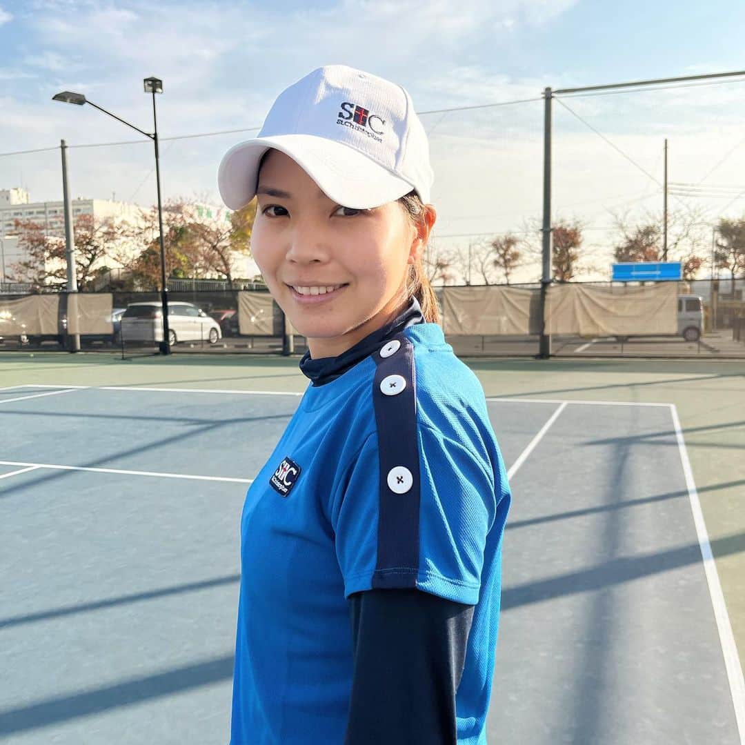 尾崎里紗のインスタグラム：「センクリのTシャツ。 横のボタンがお気に入り👍🏻 ⁡ ⁡ ⁡ ⁡ #glico  #powerproduction  #head  #headtennis_official #headjapan #teamhead  #stchristopher #セントクリストファー #センクリ #テニック #株式会社タイド  #TIDE.  #gram3  #グラムスリー  #tbc_aesthetic  #エステ  #エステティックtbc  #尾崎里紗  #risaozaki  #tennis  #tennisplayer  #テニス  #fitness」