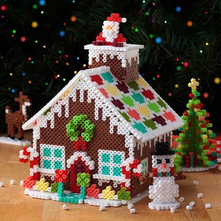 PerlerbeadsJP（パーラービーズ）さんのインスタグラム写真 - (PerlerbeadsJP（パーラービーズ）Instagram)「. いよいよクリスマスの足音が聞こえてきましたね🎄✨昼間も気温が上がらず寒〜い日はやっぱりおうちでパーラービーズ❣️  今日はお菓子の家とサンタクロースが作れるクリスマスにぴったりなセットのご紹介です🧑‍🎄💞  雪だるまやトナカイ、クリスマスツリーも作れるので、おうちのクリスマスディスプレイやハンドメイド好きな方へのプレゼントにも🎁✨  「パーラービーズ サンタクロースとお菓子の家」 対象年齢5才以上 価格3,278円（税抜2,980円）  【セット内容】 ビーズ約10,000ピース、透明プレートL×2枚、ピンセット×1本、イメージシート×2枚、アイロンシート×1枚  《販売店舗》 ナノブロックファクトリー楽天市場店 https://item.rakuten.co.jp/diablock/0048533543946/  必要なものがすべて揃ったこちらのセットとアイロンさえあれば大丈夫😆🎶 よかったらぜひチェックしてみてくださいね🎄 ……………………………………………………………… #おうち遊び #室内遊び #指先遊び #色遊び #季節の製作 #冬の製作 #クリスマス製作 #クリスマスの飾り付け #クリスマスツリーの飾り付け #クリスマス準備 #ホームパーティー #おうちでクリスマス #休日の過ごし方 #ハンドメイド初心者 #雨の日の過ごし方 #雨の日の遊び #子どもとの暮らし #寒い日の過ごし方 #子どものいる暮らし #おうち時間 #アイロンビーズ #ironbeads #perlerbeads #パーラービーズ @kawadatoys_official」12月4日 20時10分 - perlerbeads_jp