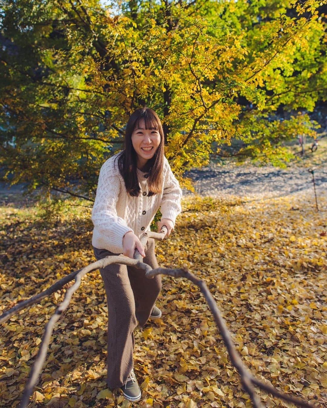 尾上彩さんのインスタグラム写真 - (尾上彩Instagram)「🍂🌾🍁🍄 ・ 今年の秋も一瞬だった！公園楽し！ ・ photo by @yuki_hiroshige 🐸 #秋 #紅葉 #autumn #fall #fallenleaves」12月4日 20時19分 - aya_onoe
