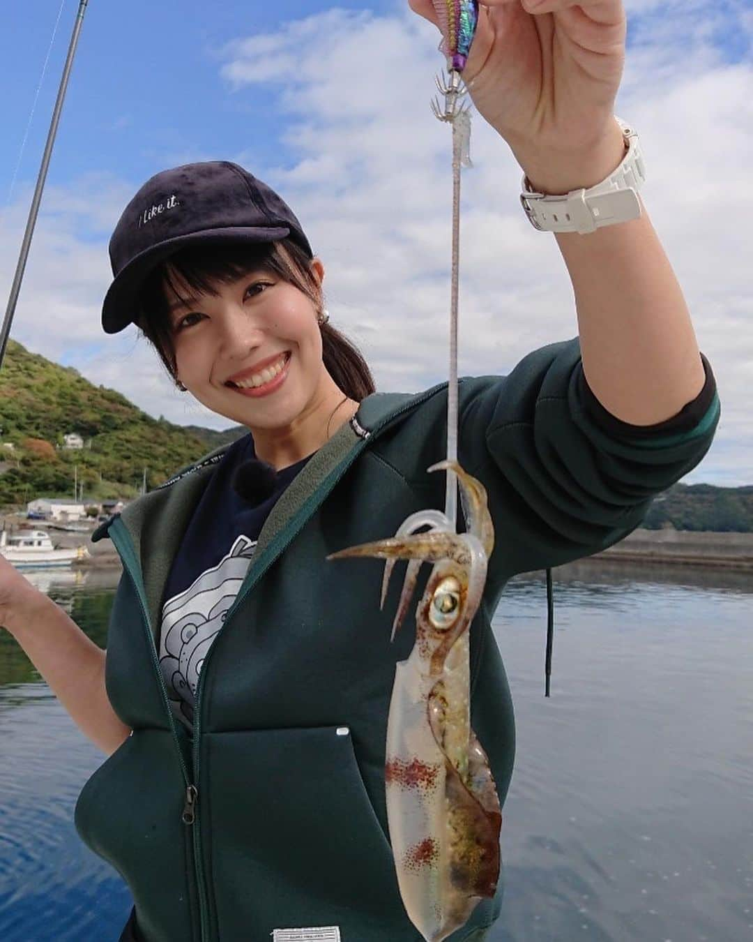 関西テレビ「釣りたガール！」さんのインスタグラム写真 - (関西テレビ「釣りたガール！」Instagram)「✔︎ あす朝カンテレでも放送です😍  「釣りたガール！濃いめ」愛媛県愛南町編  和歌山県出身の凄腕美人アングラー🎣そらなさゆりさんをゲストに迎え  新米釣りたガール！舘山アナが堤防五目に挑戦💪  愛南町の濃い魚影は、堤防からでも味わえちゃいます💕  初心者の方からファミリーにもオススメ、  堤防五目の楽しみ方をぜひご覧下さい🙌  それにしても、舘山アナはいまのところ  全てのロケで釣果を出しています🤤  やはり期待の新人だ…‼️‼️  あす12/5(日)朝5:15〜 カンテレです📺  お見逃しなくっ❤️  #釣りたガール濃いめ #釣りたガール #カンテレ #釣りビジョン #愛媛県愛南町 #堤防釣り #五目釣り #そらなさゆり　さん #舘山聖奈　アナ #存分に楽しめました #アオリイカも釣っちゃう #さすがさゆりん」12月4日 20時20分 - tsurita_girl