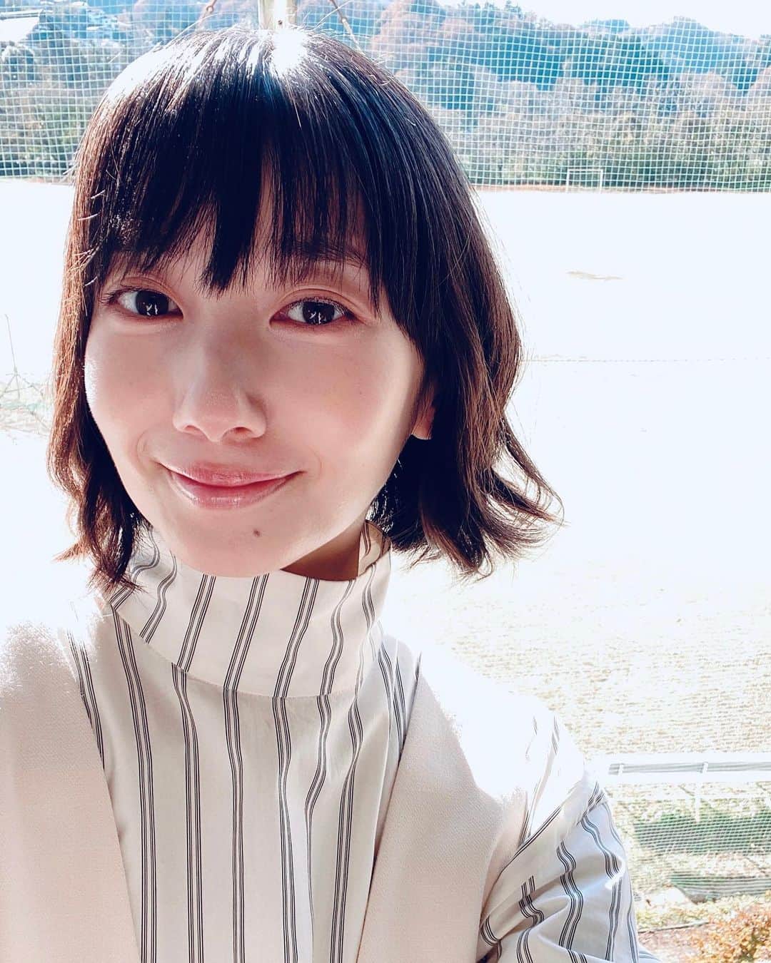 波瑠のインスタグラム：「冬の朝。気持ちいい日でした。 眠るのが好きで、日々物足りないです。 8時間とか寝てるんですけどね。」