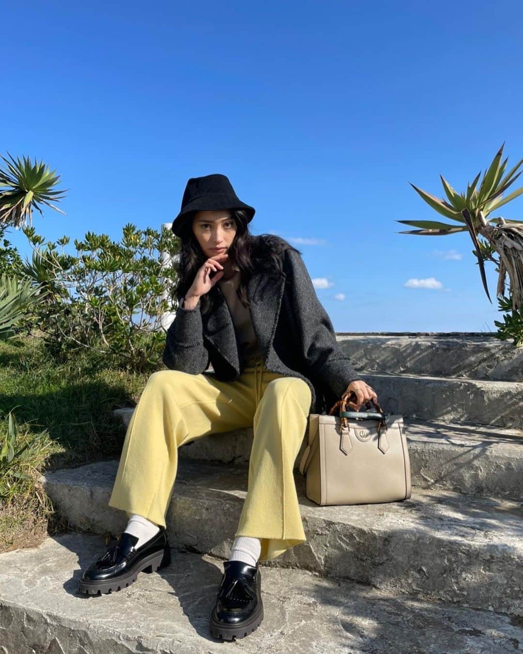 大政絢のインスタグラム：「#今日の絢服  pants and jacket #uncrave  tops #coel hat #intimite  shoes #tods  bag #gucci」