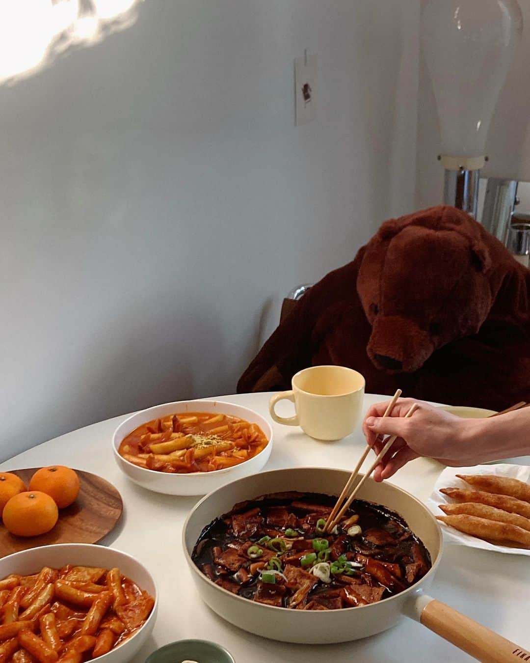 ソン・ファミンのインスタグラム：「드디어 내일 저녁 8시에 오르막 상시판매가 시작됩니다! 🍏  그동안 2주 기다리면서 날짜 맞춰 구매하느라 힘들었죠 불편했을텐데 늘 고맙습니다-  이번에 상시오픈 하면서 리뉴얼 된 부분들 있으니 글 읽어봐주세요!   1. 떡  오르막만의 최대 장점은 말캉쫀득한 떡 식감이였는데요, 시간이 지남에 따라 살짝 굳는다, 조리하면 떡이 터진다 라는 의견이 있었어요.  떡이 터지는건 냉동고를 여닫으면서 생기는 온도차에 수분이 날아가면서 생기는 냉동떡의 자연스러운 현상이에요.   하지만! 이번 리뉴얼로  ✔️떡 갈라짐 현상을 거의 없애고,  ✔️시간이 지나도 떡이 덜 굳고  ✔️소스가 더 잘 베이도록  개발했어요!  기존 떡도 식감이 좋았지만,  이번 떡은 정말 자신있기 때문에 식감을 음미하면서 드셔보셨으면 좋겠어요.  ✔️그리고 기존에는 일자떡 이였는데 모양이 사선떡으로 바꼈어요.  이건 그냥 제가 사선떡을 좋아해서 바꿔봤습니다..  *팬 조리보단 냄비조리를 더 추천합니다 그래야 더 말캉쫄깃해져요  2. 패키지  기존에는 종이박스 패키지였는데 냉동고에 수납공간이 부족하다는 의견이 있어 비닐로 제작했습니다.  뒷면에 조리법이 적혀있고, 방수비닐이니 편하게 냉동실에 수납해주세요!  양이 많아 남기셨던 분들은 반씩 소분해놓고 비닐에 다시 넣어 밀봉해주기만 하면 됩니다💭  3. 야끼만두 🥟 이제 야끼만두도 추가로 구매 가능합니다! (8개입)  *떡볶이 3개이상 주문하시면 야끼만두가 서비스로 나갑니다!  4. 그 외  가격변동은 없습니다. 앞으로 더 맛있고 합리적인 떡볶이 만들도록 노력할게요 감사합니다!   5. 아 그리고 이번에 제주도 사시는 분들도 주문가능합니다-!💛」