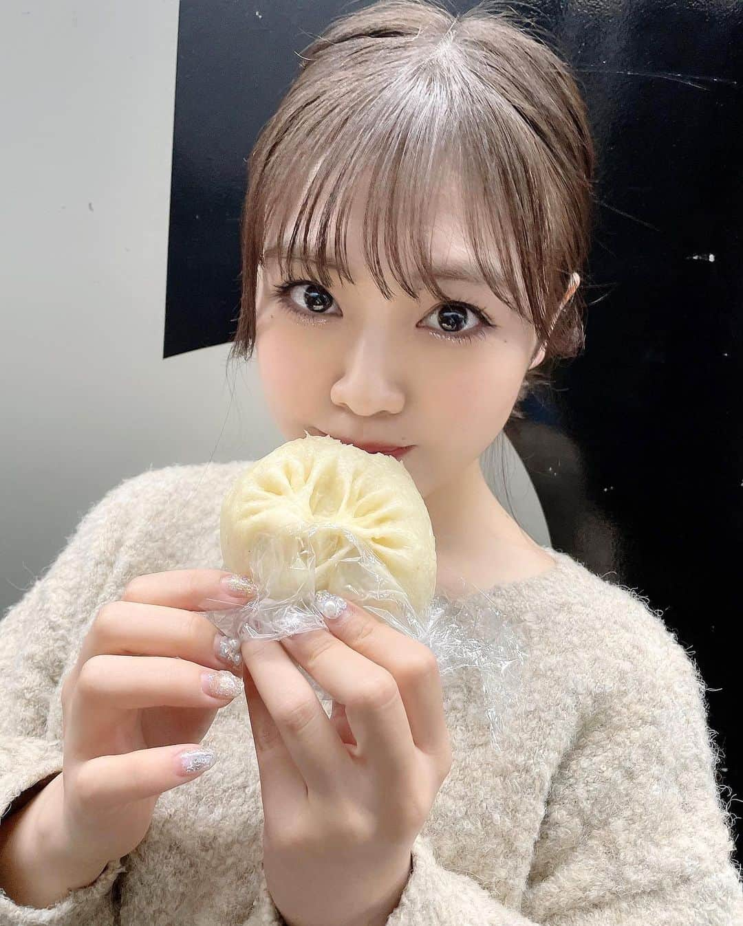 本村碧唯さんのインスタグラム写真 - (本村碧唯Instagram)「肉まんってなんでこんなに美味しいの？」12月4日 20時37分 - aoi0531.m