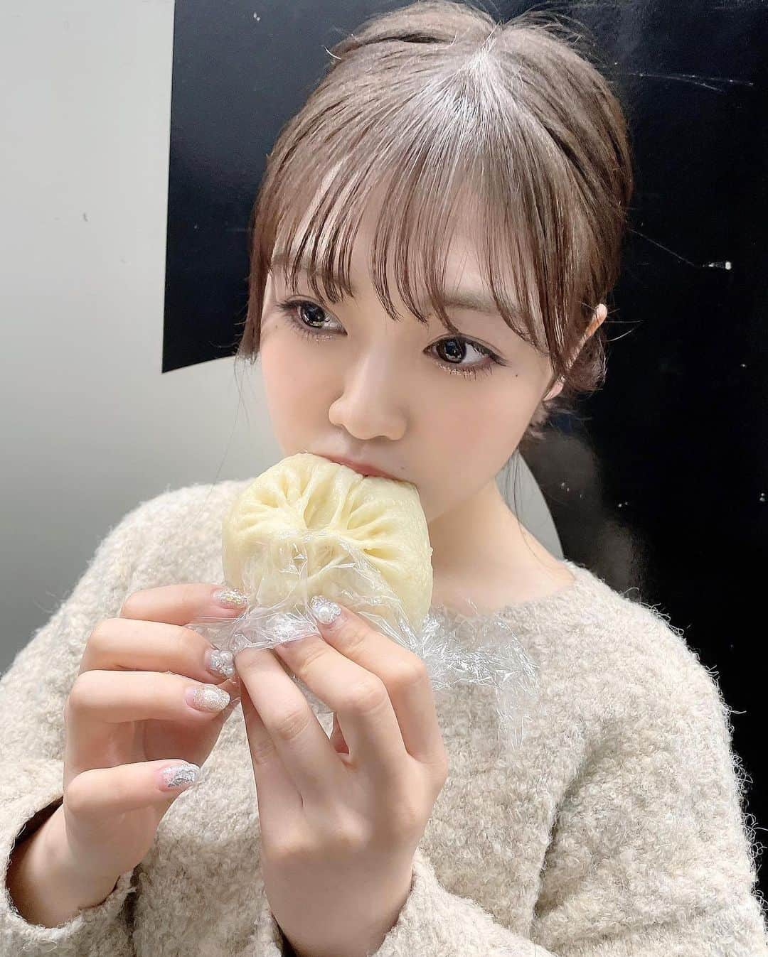 本村碧唯さんのインスタグラム写真 - (本村碧唯Instagram)「肉まんってなんでこんなに美味しいの？」12月4日 20時37分 - aoi0531.m