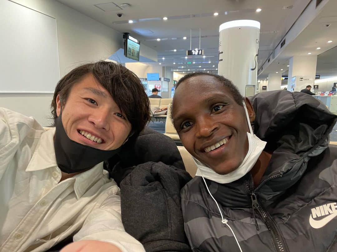 窪田忍のインスタグラム：「おはようございます。  九電工デビュー戦となる2戦を無事(？)終えました。  11/27 鞘ヶ谷5000m DNF 12/4 日体大10000m 28'07"84  鞘ヶ谷はともかく、昨日の日体大に関しては上出来です。不安要素はあったものの、現状出来うる走りは出来たかなと。故障でなかなか走れない日々が続きましたが、ようやく心身の感覚が一致してきたような気がします。 これからも自分の出来ることを1つ1つ確実に。  直近の今後の流れとしては、 娘の誕生日・僕の誕生日・クリスマスといった12月三大イベントを経たのち、1月のニューイヤー駅伝になります。笑  がんばるぞ。  レースの写真ないんで、いま撮ったベナードとの写真📷」