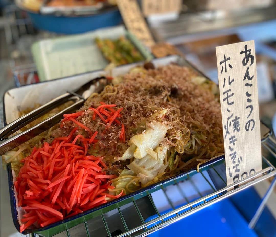 栗原友さんのインスタグラム写真 - (栗原友Instagram)「@kuritomo_shouten 昨日は販売日でした。先週から発売している『アンコウのホルモン焼きそば』。普段は捨てているアンコウの胃袋を使っています。胃袋は寄生虫アニサキスがたくさんいるんです。 なので、先ずは業務用冷凍庫で48時間凍結。その後ボイルして、更に食感を良くするために揚げています。ここまですれば完全に死滅しているのはわかっていただけると思います。 ですが、アニサキスって肉眼で見えるんです。死んだとしても姿形は残ります。もやしを混ぜることで、見た目の不快感は軽減されましたがやはりきになる方もいるはず…と思い、この商品に興味を持ってくださったお客様には作る工程をご説明してご安心いただいた上でご購入いただいております。 嬉しいことに、気持ちが悪いと言う方はほぼ0️⃣。 昨日は「美味しかった」とリピートしてくださる方もいらっしゃいました！嬉しい！  美味しさの秘密は具材に少しですが牛ホルモンを揚げたものを混ぜているんです。これが本当にコクが出ていい香りなんですよ💛  普段捨てているところを美味しく変化させるのはクリトモ商店の得意技。これからも応援よろしくお願いいたします。  本日クリトモ商店LINE公式アカウントより年末のオーダー表を配布いたします。ご登録お願いいたします。 #余り物には福がある  #クリトモ商店」12月5日 6時03分 - kuri__tomo