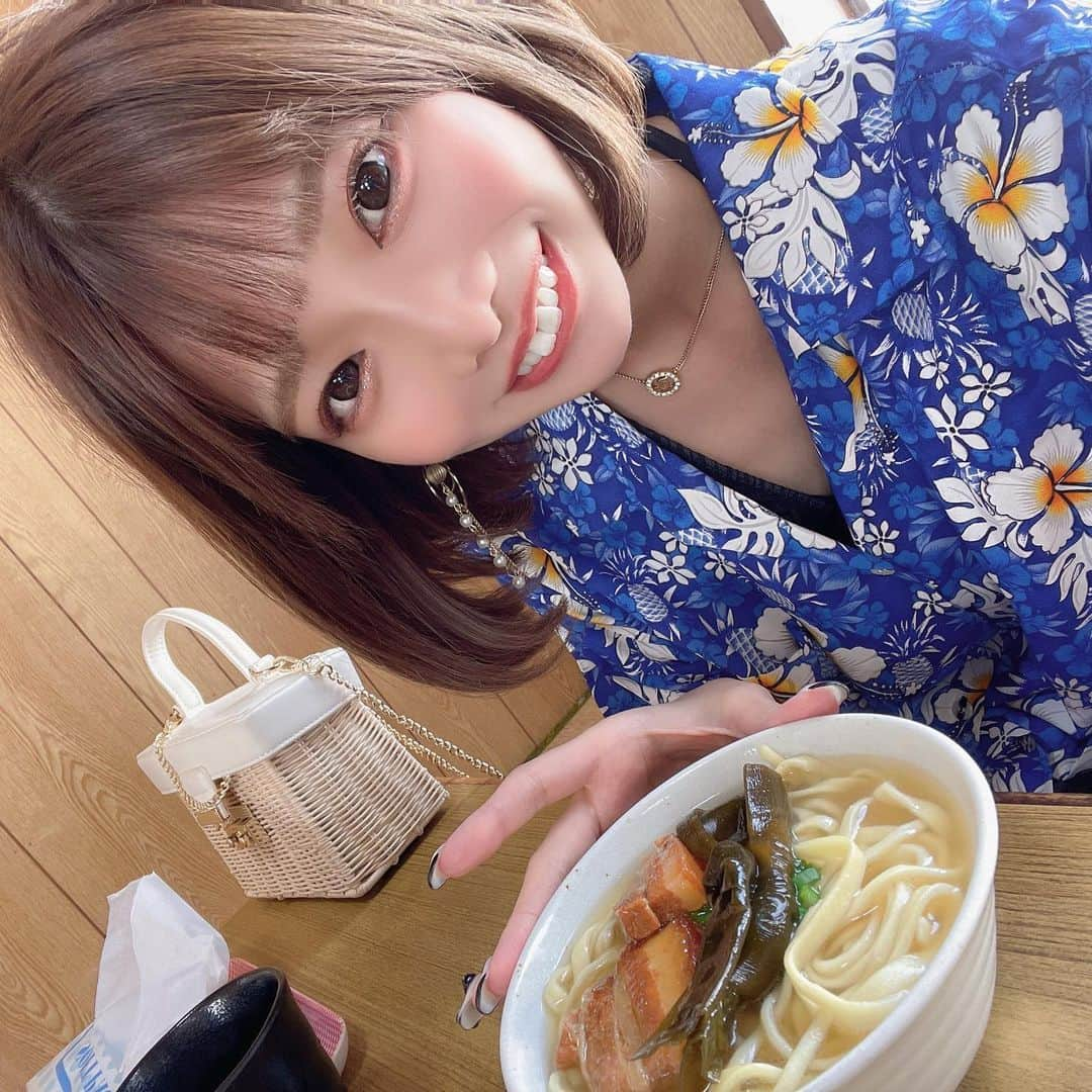 米倉みゆさんのインスタグラム写真 - (米倉みゆInstagram)「ここのソーキそばありえん美味しかったぞ🍜🍜🌺🌴🐠 びっくりの顔 @ 宮里そば · · · · · · · #もぐもぐする米倉 #沖縄 #沖縄旅行 #沖縄グルメ #沖縄カフェ #沖縄観光 #沖縄ランチ #沖縄そば #沖縄料理 #沖縄観光スポット #沖縄ディナー #沖縄県 #沖縄好き #ソーキそば #グルメ女子 #グルメ旅 #美味しいお店 #美味しいもの #アロハシャツ #かりゆしウェア #夏コーデ #ショートボブ #韓国ヘア #asiangirls #beautiful #food #foodie #fashion #japantravel #travel」12月5日 7時01分 - yone__miyu630