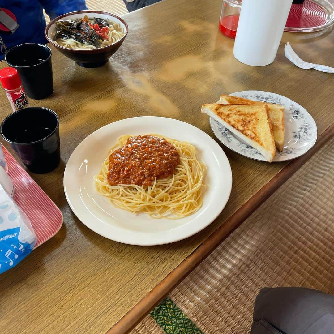 米倉みゆさんのインスタグラム写真 - (米倉みゆInstagram)「ここのソーキそばありえん美味しかったぞ🍜🍜🌺🌴🐠 びっくりの顔 @ 宮里そば · · · · · · · #もぐもぐする米倉 #沖縄 #沖縄旅行 #沖縄グルメ #沖縄カフェ #沖縄観光 #沖縄ランチ #沖縄そば #沖縄料理 #沖縄観光スポット #沖縄ディナー #沖縄県 #沖縄好き #ソーキそば #グルメ女子 #グルメ旅 #美味しいお店 #美味しいもの #アロハシャツ #かりゆしウェア #夏コーデ #ショートボブ #韓国ヘア #asiangirls #beautiful #food #foodie #fashion #japantravel #travel」12月5日 7時01分 - yone__miyu630