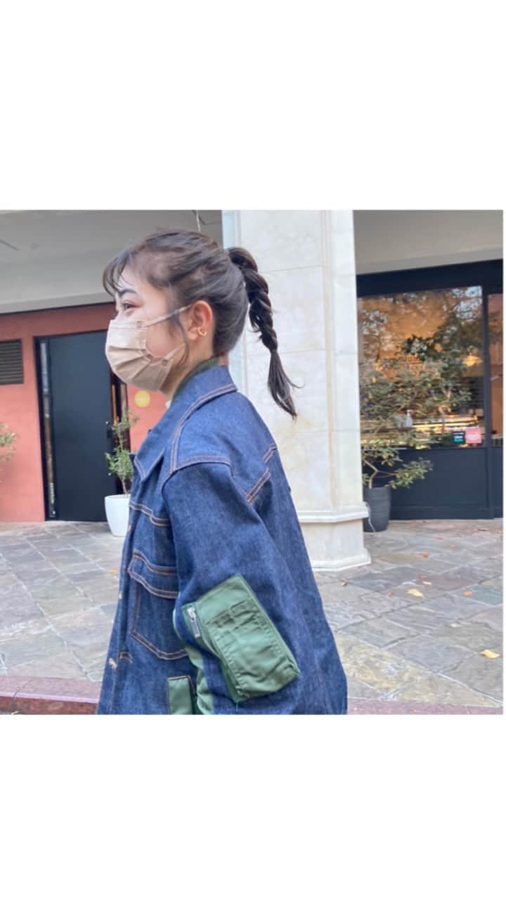 のインスタグラム：「珍しく私服です！質問いただくので詳しく書きました！はずかし！！！ ・スカート　@pameopose  マーメイドスカート、ちょっと前に衣装で着たものすっごい気に入ってしまい、買いました！どんな体勢でいても形がめちゃくちゃ綺麗でサテン感も可愛くて、前にかっこいいメタルフックついてて甘辛ミックスでとっても好みでした！ ・デニムジャケット　@apc_paris @sacaiofficial  コラボ。自分の誕生日プレゼントに…‼︎ずっっっと欲しかったやつでお迎えしてから毎日大切に着ている。 ・中に着ているトップス　@style_mixer 透けて可愛いよ ・スニーカー　@pumajapan 淡い色で合わせやすいし歩きやすい@atmos_pink_official で買いました！ ・バッグは数年前に丸山桂里奈さんからいただいたもの！🤍優しい事務所の大先輩です」