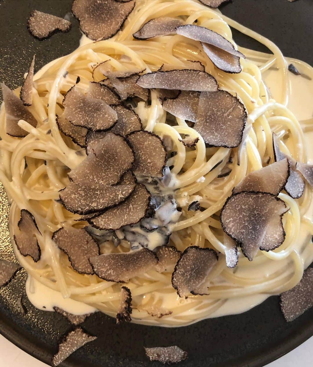 のインスタグラム：「今日の昼ごはんはトリュフスパゲティ\(//∇//)\  先日豊洲で買ったトリュフで作ったトリュフバターをフライパンに入れ、生クリーム投入。少し塩を出してソースは完成！ 上から追いトリュフしていただきました(๑>◡<๑)  姫はお弁当無しだったので、ラーメンが良いというのでラーメン（笑）  途中帰ってきた息子殿が、トリュフパスタ食べてみたいと言うので一口あげたら、めっちゃ美味しい〜！もっと食べたい！と、半分くらい取られました（笑）  私が10歳の時はトリュフのトの字も知りませんでした。 はい。  大きくなったらイタリアのトリュフ祭りに行きたいね╰(*´︶`*)╯♡  そして2枚目3枚目は、午前中の時間で仕込み。 週明けに食べられるように唐揚げと、豚肉を塩麹につけました( ^ω^ ) 時間ある時にやっておくと楽だよね\(//∇//)\  最後の一枚は、歯医者の帰りにタピオカドリンクを買って家で飲む2人(o^^o) フッ素して30分飲むの禁止だったからね（笑） 久しぶりに飲んだら美味しかったわ(๑>◡<๑)  #甘糟ご飯#昼ごはん#トリュフ#トリュフパスタ#ご馳走#美味しかった #息子殿姫#息子殿#姫」