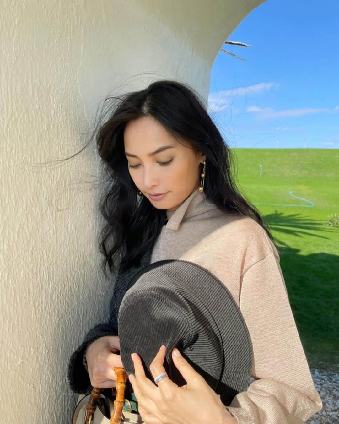 大政絢のインスタグラム：「#今日の絢服 🐾🐾🐾 earring #tiffany  ring #boucheron  hat #intimite」