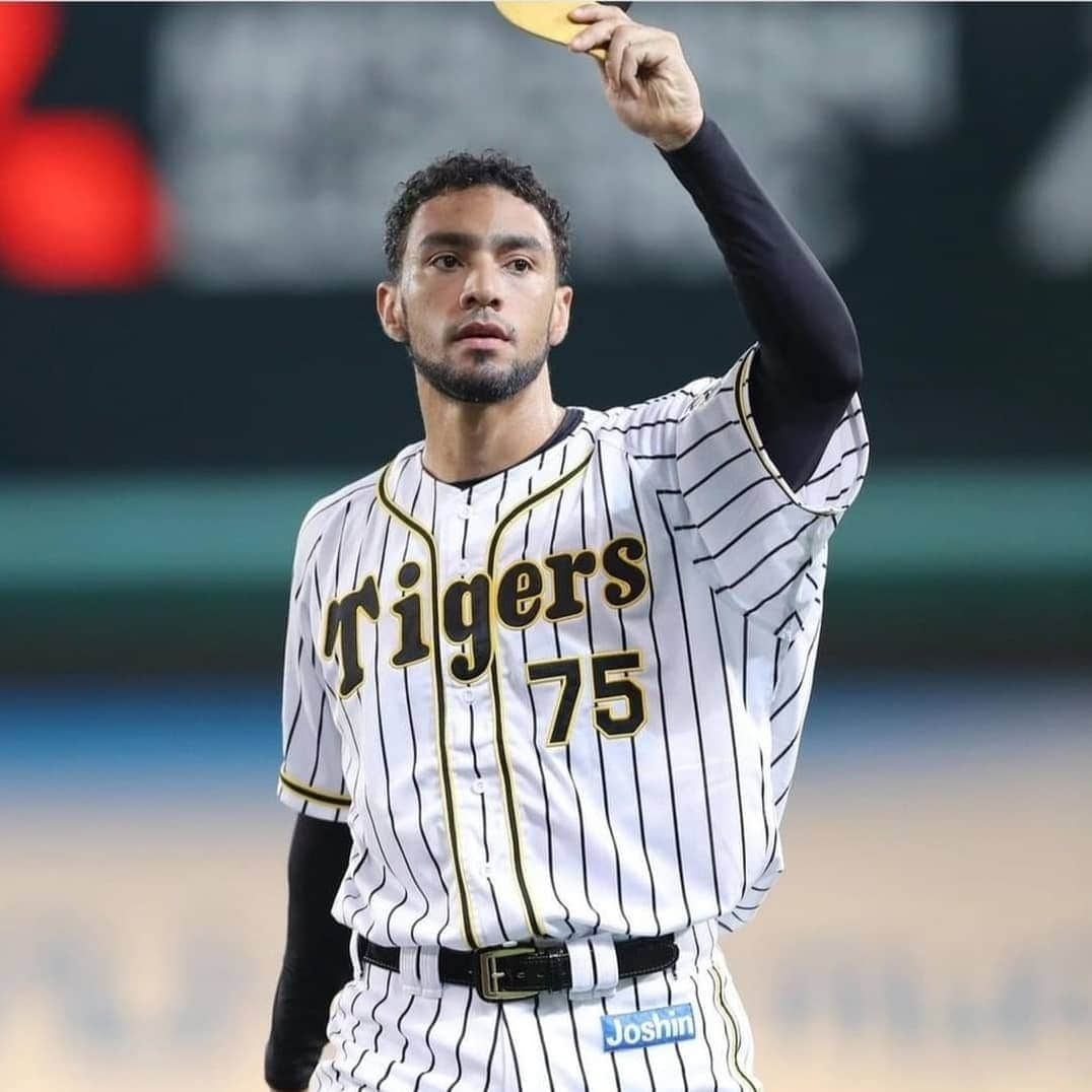 ロベルト・スアレスさんのインスタグラム写真 - (ロベルト・スアレスInstagram)「Primero que nada quiero agradecer a la organización de los Hanshin Tigers @hanshintigers_official por la oportunidad que me brindaron desde el año 2020, agradecer al Manager, Coaches, Staffs por la confianza, agradecer a mis compañeros de equipo por su amistad por su apoyo por las enseñanzas. Igualmente los seguiré apoyando y espero que siempre sigan dando el 100% y ganen el championship.  Ultimamente, Muchísimas Gracias a los fans por su gran apoyo siempre, espero que me sigan apoyando tanto a mi como a los Hanshin Tigers. Siempre los llevare en mi mente y corazón. A todos muchas muchas gracias de verdad. 🙏🏽  まず、2020年から機会を与えてくれた阪神タイガースに感謝したいです。僕を信じて下さった監督、コーチ、スタッフに感謝します。また僕を支えてくれ、沢山の事を教えてくれたチームメイトの皆さん、本当にありがとうございました。これからも100%の力で戦い優勝できる事を願ってます。今後も応援しています。 最後にファンの皆様、いつも応援して頂きありがとうございました。心より感謝申し上げますと共に今後とも阪神タイガースに変わらぬ応援を賜りますようお願いします。 本当にありがとうございました。🙏🏽  First of all, I want to Thank the Hanshin Tigers @hanshintigers_official for the opportunity they gave me since 2020. I’d like to Thank the Team Manager, Coaches and all the Staffs for their trust, also my teammates for their friendship,their support and teachings as well.  I will continue to support you, Keep giving a 100% and Win the Championship. Finally, Many Thanks  to all the Fans for your big support. I hope you continue supporting me and the Hanshin Tigers. I will always carry you in my mind and heart.  To all of you, Thank you very much.🙏🏽」12月5日 0時35分 - robertsuarez_75