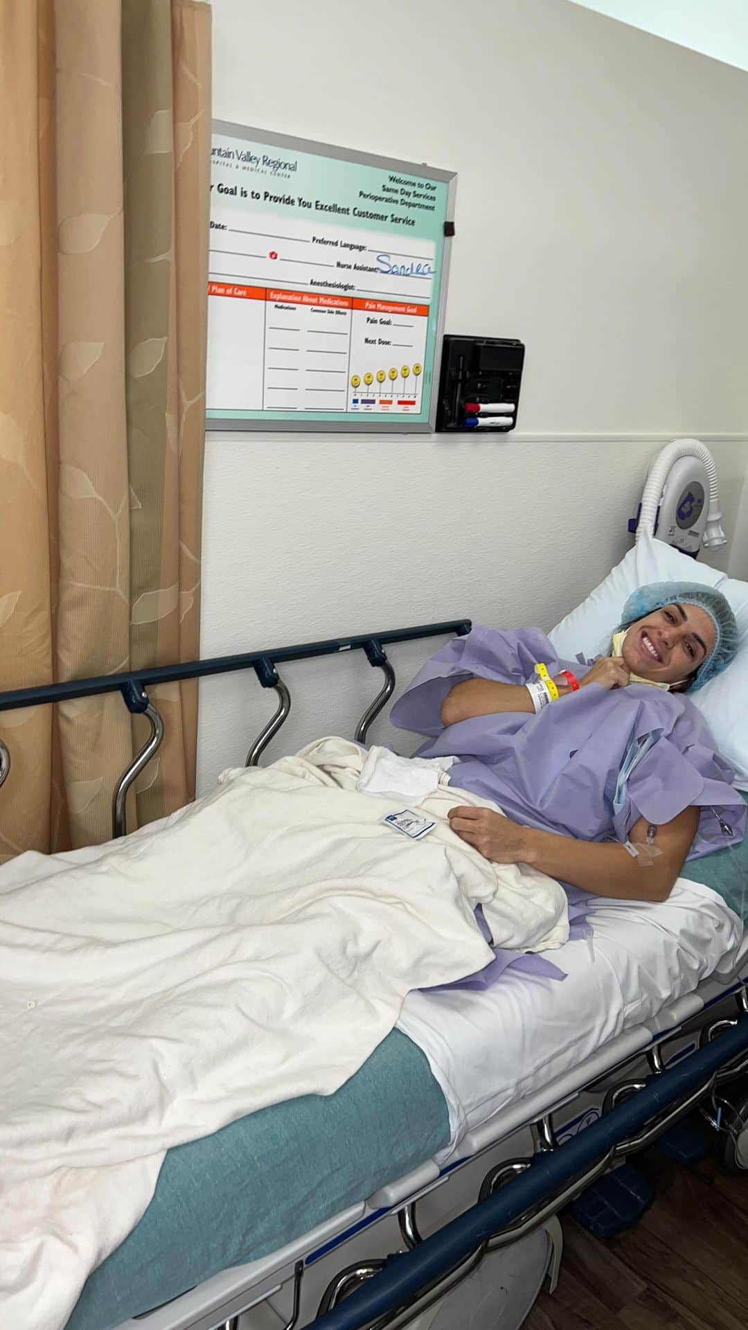 マッケンジー・ダーンのインスタグラム：「One more surgery! I’m so happy to get taken care of and be able to get back ASAP, thanks Dr. Ninh for helping me be the best I can be! This is my 6th surgery haha as fighters we almost always have injuries and get used to day to day life with them but you don’t realize injuries not  only take a physical toll on you but mentally and emotionally too. Fighters life! All part of the game! Thank you everyone for the messages and support! 💪🏼👊🏼 • • Mais uma cirurgia!! Dessa vez estou muito feliz de poder ser cuidada e voltar logo a fazer o que eu amo com facilidade. Um grande obrigado para meu Dr. Ninh por entender minha vida e fazer um ótimo trabalho para me ajudar conquistar meus objetivos!! Essa é a minha 6a cirurgia kkk mas como lutadores, muitas vezes a gente acostuma viver dia pós dia com lesões, e não pensa que aos poucos as lesões vai pesando fisicamente, mentalmente e emocionalmente! Vida de lutador! Tudo faz parte do jogo! Vamo que vamo! Obrigada ao todos pelas mensagens e apoio! 💪🏼👊🏼」