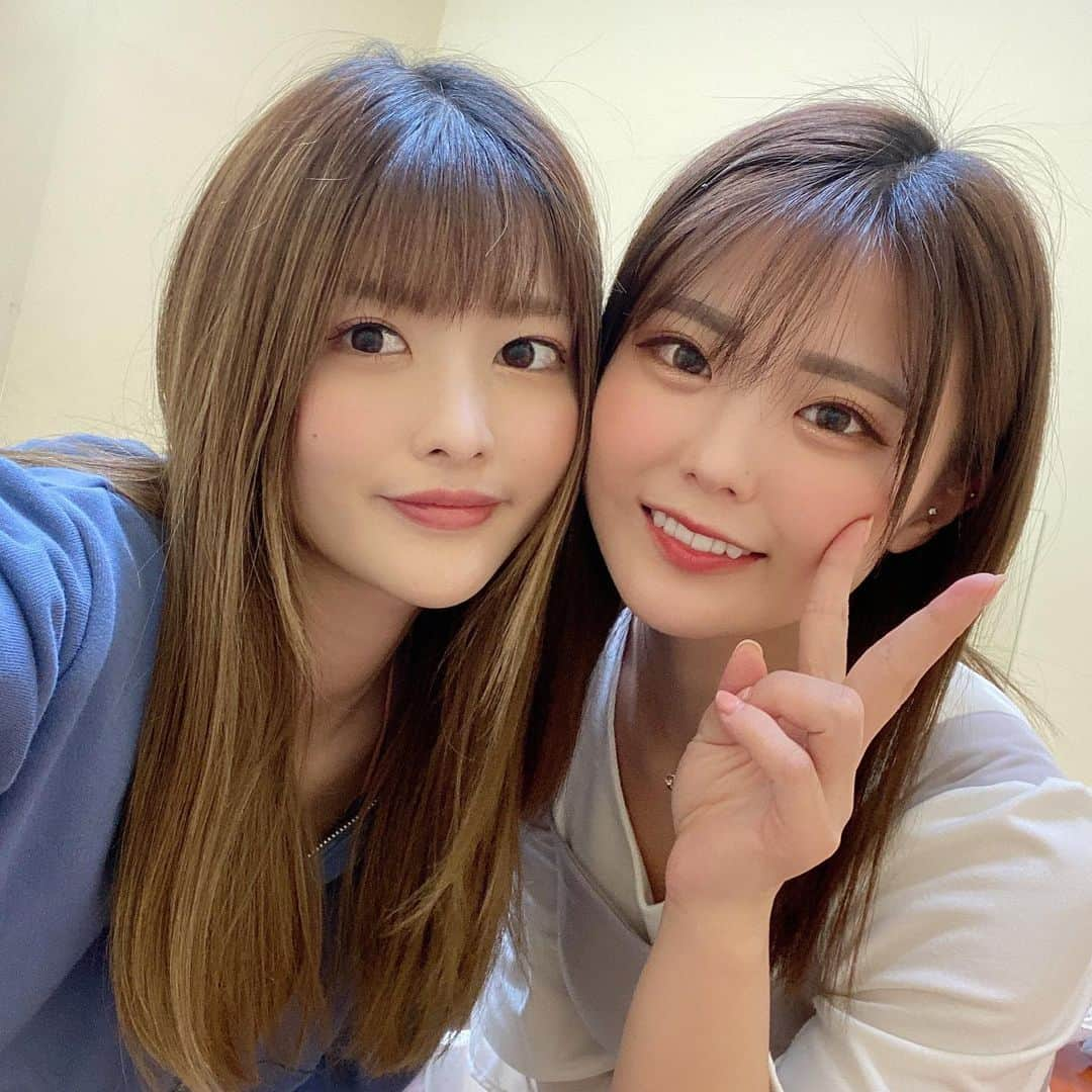 上矢えり奈さんのインスタグラム写真 - (上矢えり奈Instagram)「＊-＊-＊-＊-＊-＊-＊-＊. . ソフマップ発売記念イベント ありがとうございました！☺️ 完売御礼で、このご時世に お越しくださった皆様に大感謝です🌟 なあちゃんがトークゲストで 登場してくれたり、 とっても楽しい時間になりました(*´◒`*) . 今回、残念ながらご参加できなかった方 もう一回参加したいと思ってくれる方は、 12月6日(月)にオンラインサイン会あるよん💫 初めてのオンラインサイン会なので ドキドキ…(´･Д･)こっちも楽しみだなっ. . erina. . ＊-＊-＊-＊-＊-＊-＊-＊. . #fam! #三十路記念　#グラビア　#写真集 #photo book #沖縄　#ソフマップ #川村虹花　#上矢えり奈」12月5日 2時06分 - k.erinyann