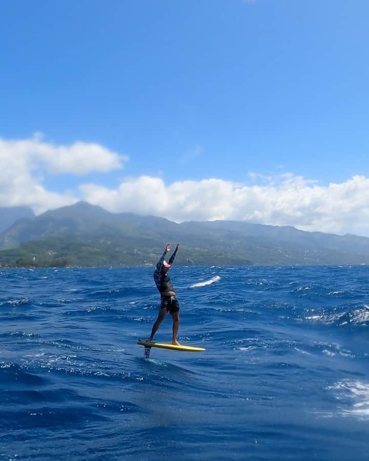ジェレミー・フローレスのインスタグラム：「Good fun yesterday out the sea with the bro @anestides.alexandre testing the new foil 💨  . @signaturefoils @signaturefoilstahiti @quiksilver . . Music: Please Tell me by Jon Worthy」
