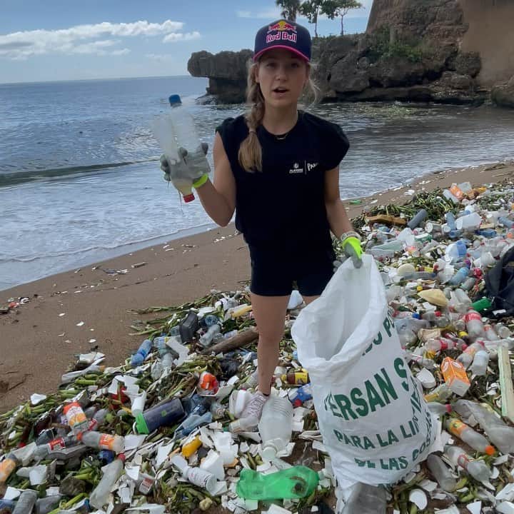 サッシャ・ディギーリアンのインスタグラム：「Dominican Republic with @playersfortheplanet and @mlb experiencing such concentrated pollution first hand really brings light on how much work we all need to put forward to mitigating our over consumption and advocate for both corporations and legislation to do better. It’s inspiring to see all these athletes and the community coming together for a common cause.」