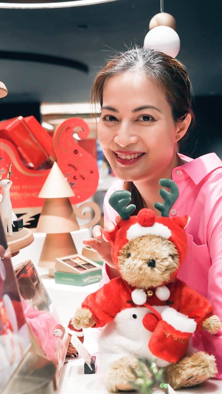 のインスタグラム：「Christmas tales come to life at The Peninsula Boutique & Café from now till Dec 26. 🎄Come to the Christmas Wonderland and enjoy weekends live music performance, complimentary Christmas card mailing, gift personalisation service, candy giveaways for little ones. Don’t forget to cuddle with the life-sized Christmas Pen Bear too. 🐻 #rougeclosetlifestyle   #ThePeninsulaBoutiqueAndCafe #ThePeninsulaBoutique #FestiveCollection #StoriesFromTheTree @ThePeninsulaBoutique @rosemarysih」