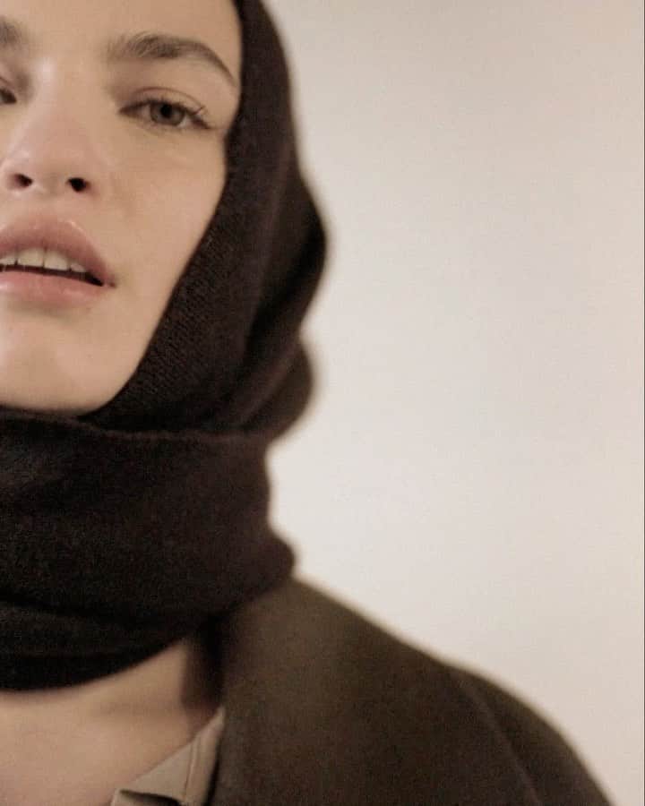 JanessaLeoneのインスタグラム：「Brenda ______ Our ultra-soft, RWS Certified head scarf. The perfect hood to keep you warm + protect you from the elements on your daily commute. | #janessaleone」
