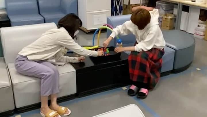 のインスタグラム：「. ＼#恋ですオフタイム動画／  黙々と… 椅子ジェンガで遊ぶ 赤座姉妹❤️❤️  #杉咲花 #奈緒 #恋です！～ヤンキー君と白杖ガール～」