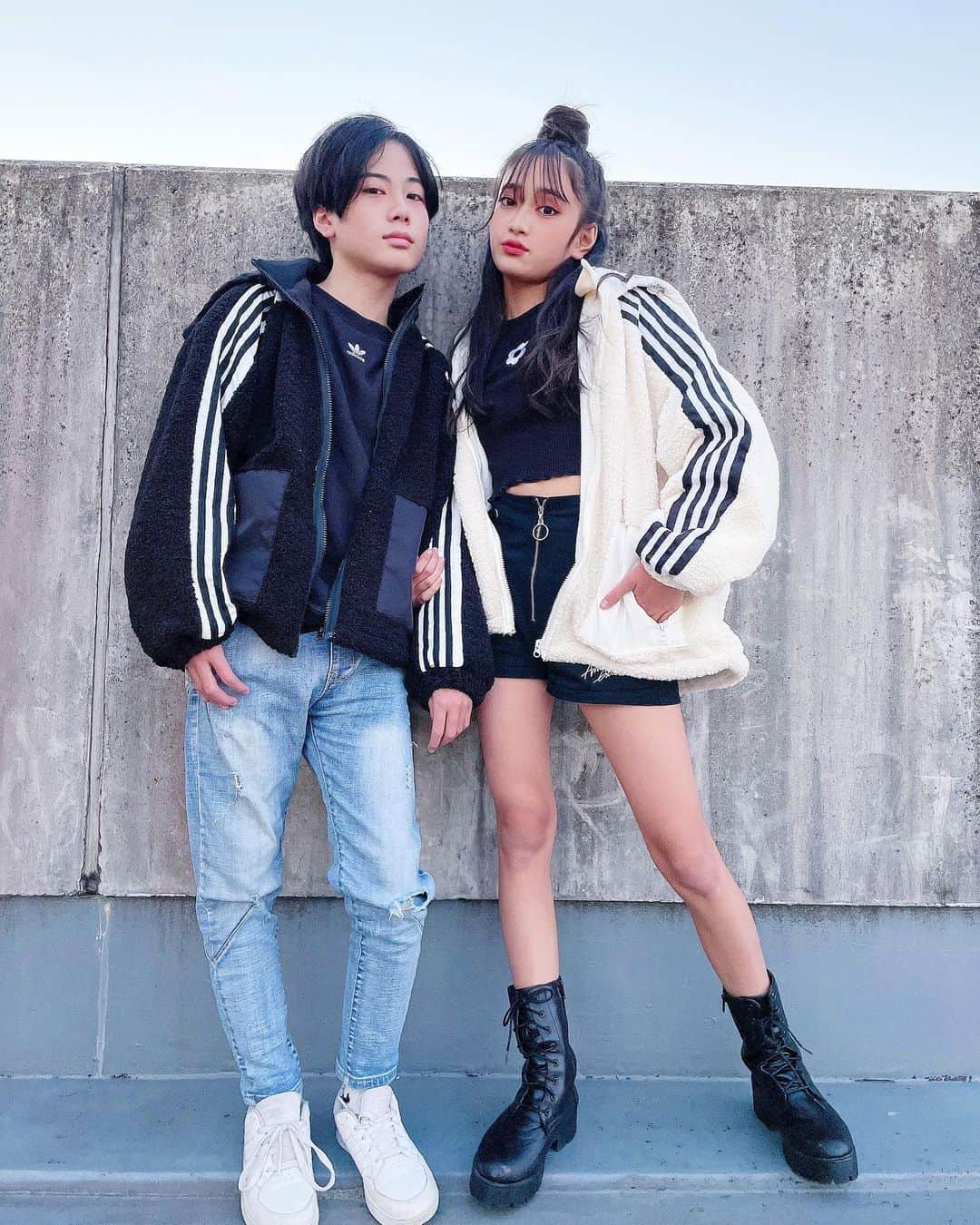 のインスタグラム：「. こんにちは🖤🤍  本当一気に寒くなったね風邪には気をつけてね🖤🤍 12月もよろしくお願いします🖤🤍  アウター @smilekids888   #instagram#instagood #instalike #instalove #black #white #twins #fashion #instafashion #love」